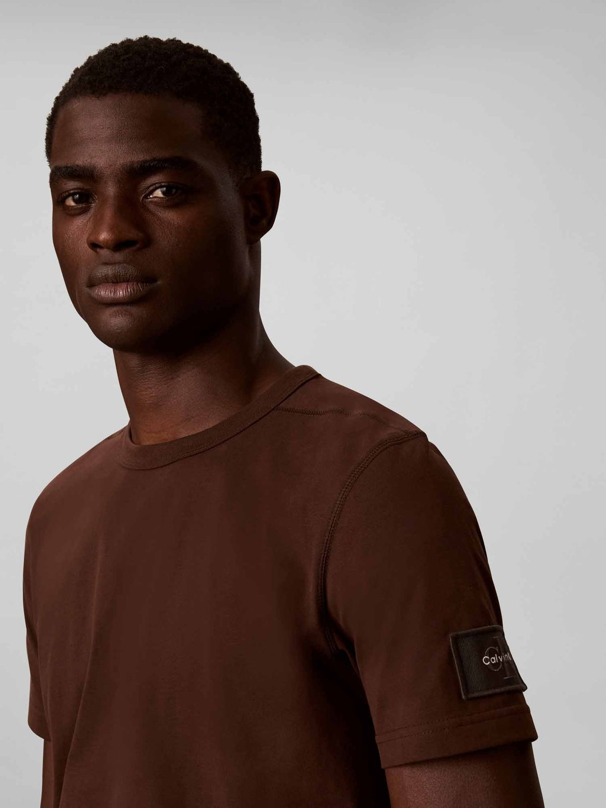 Ck classic sueded t-shirt da uomo marrone