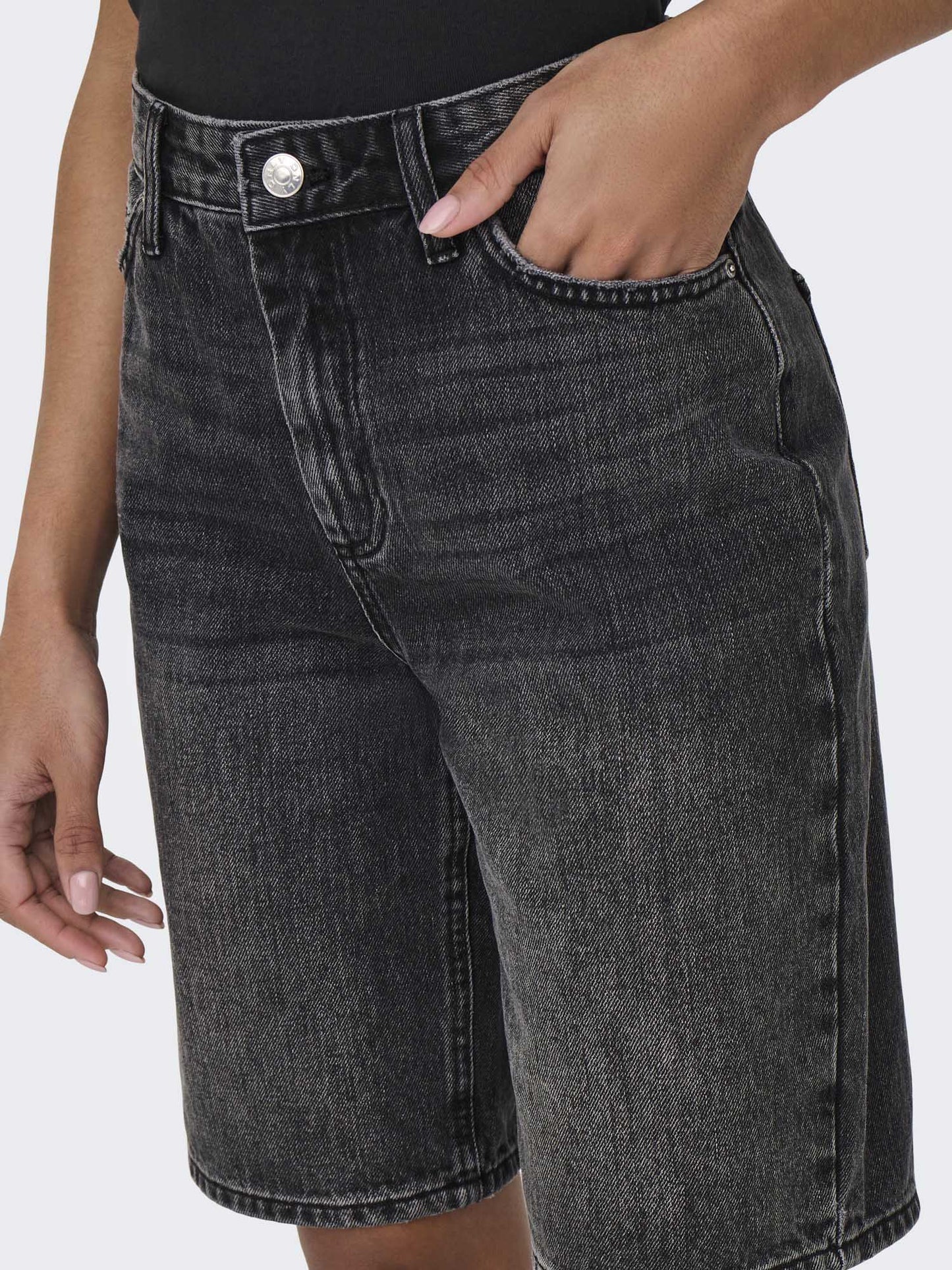 Shorts donna Only neri dal taglio moderno