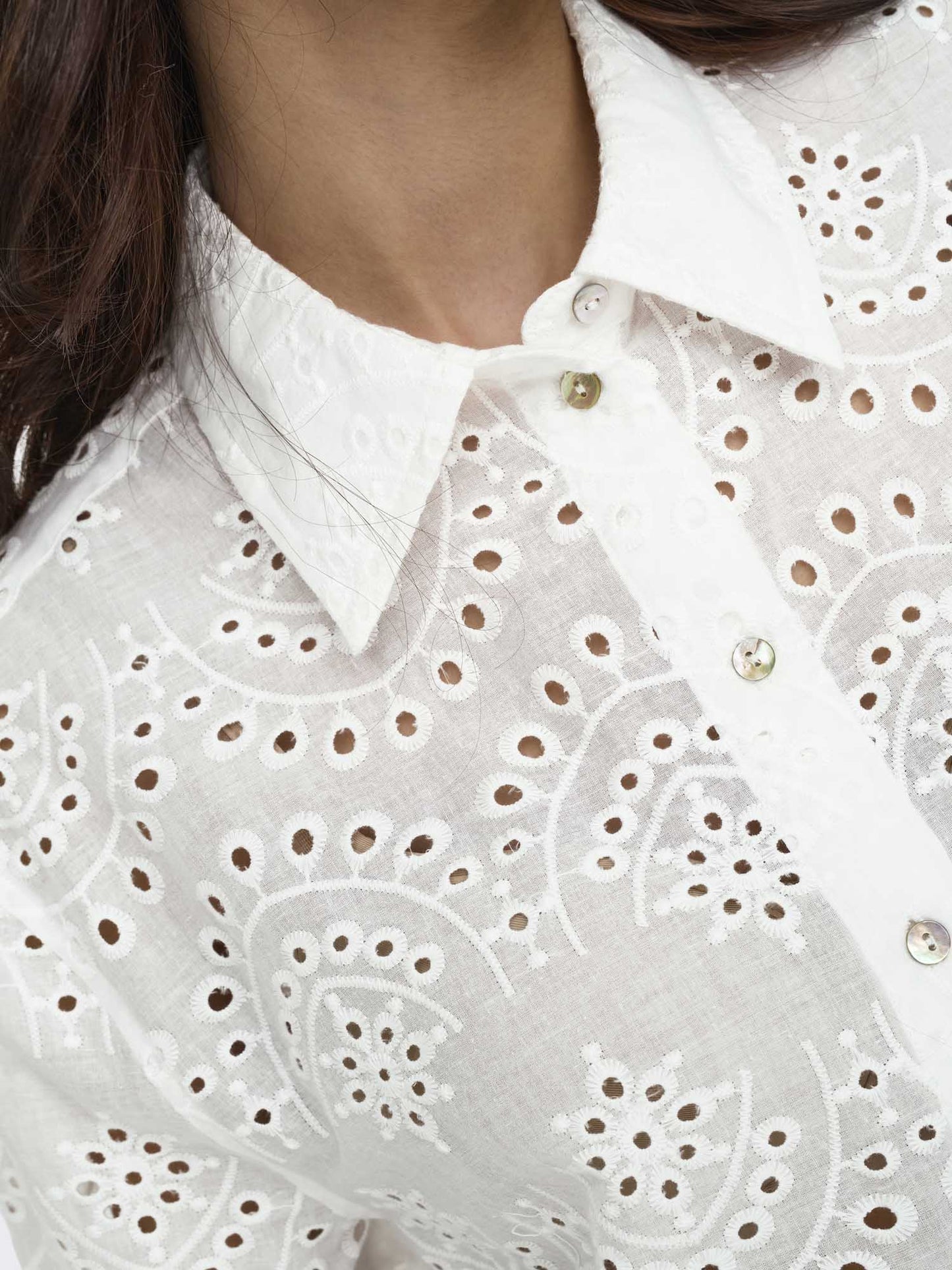 Only Valais, camicia donna bianca in cotone con ricami delicati