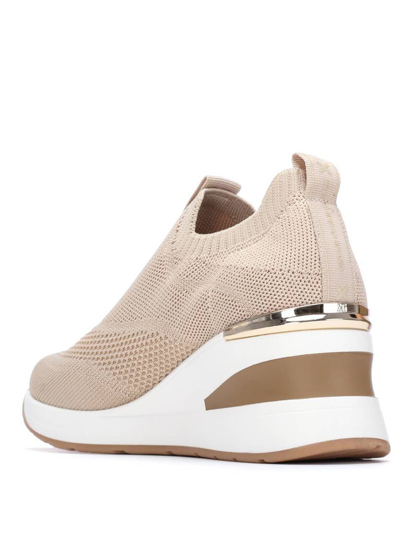 Slip on da donna XTI beige con zeppa e design moderno