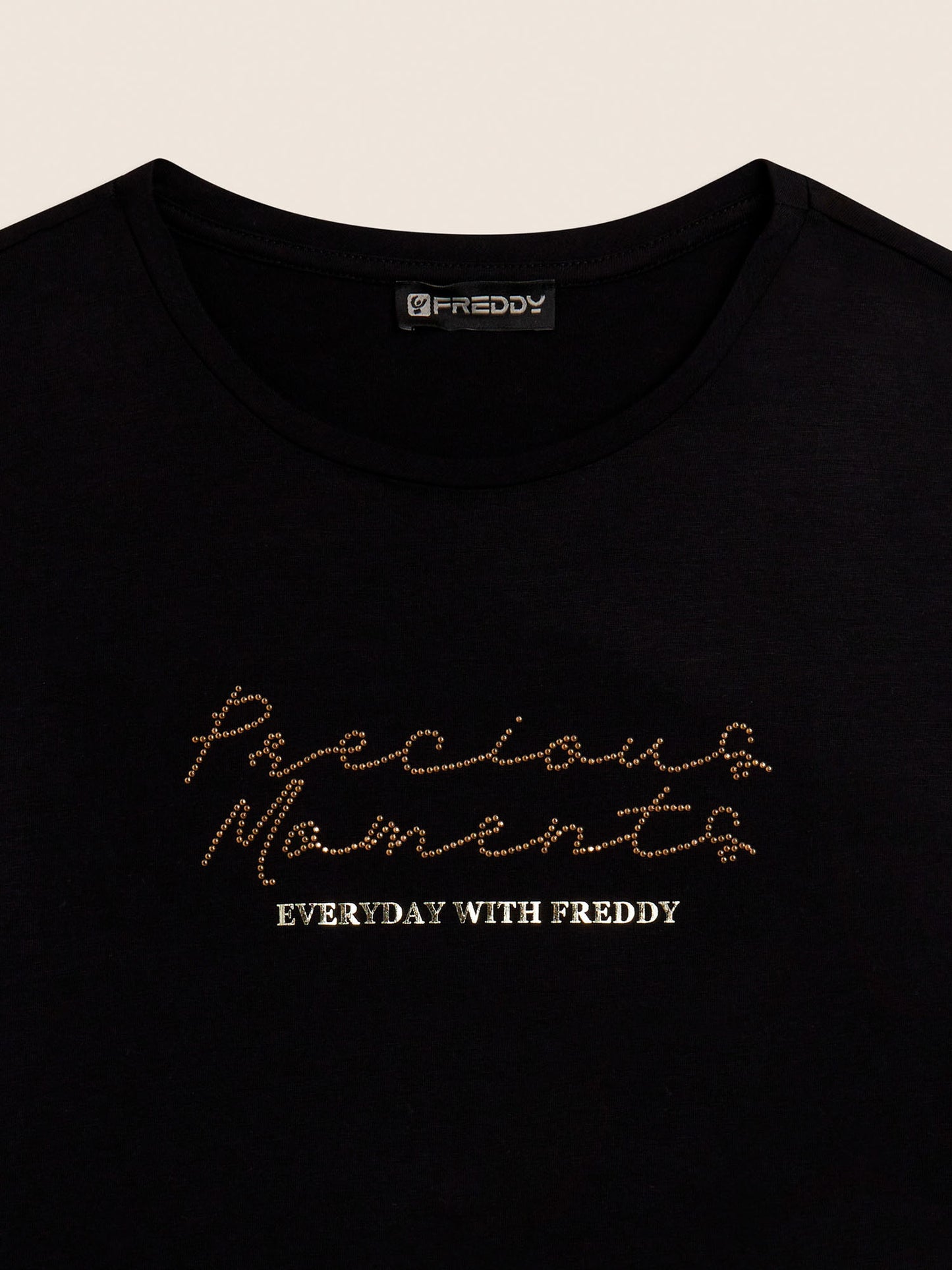 Freddy Slounge, t-shirt nera da donna per la stagione primavera estate