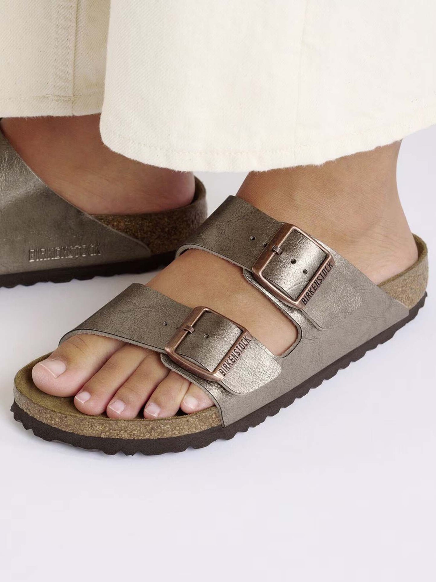 Sandalo Arizona Birkenstock da donna in color taupe elegante