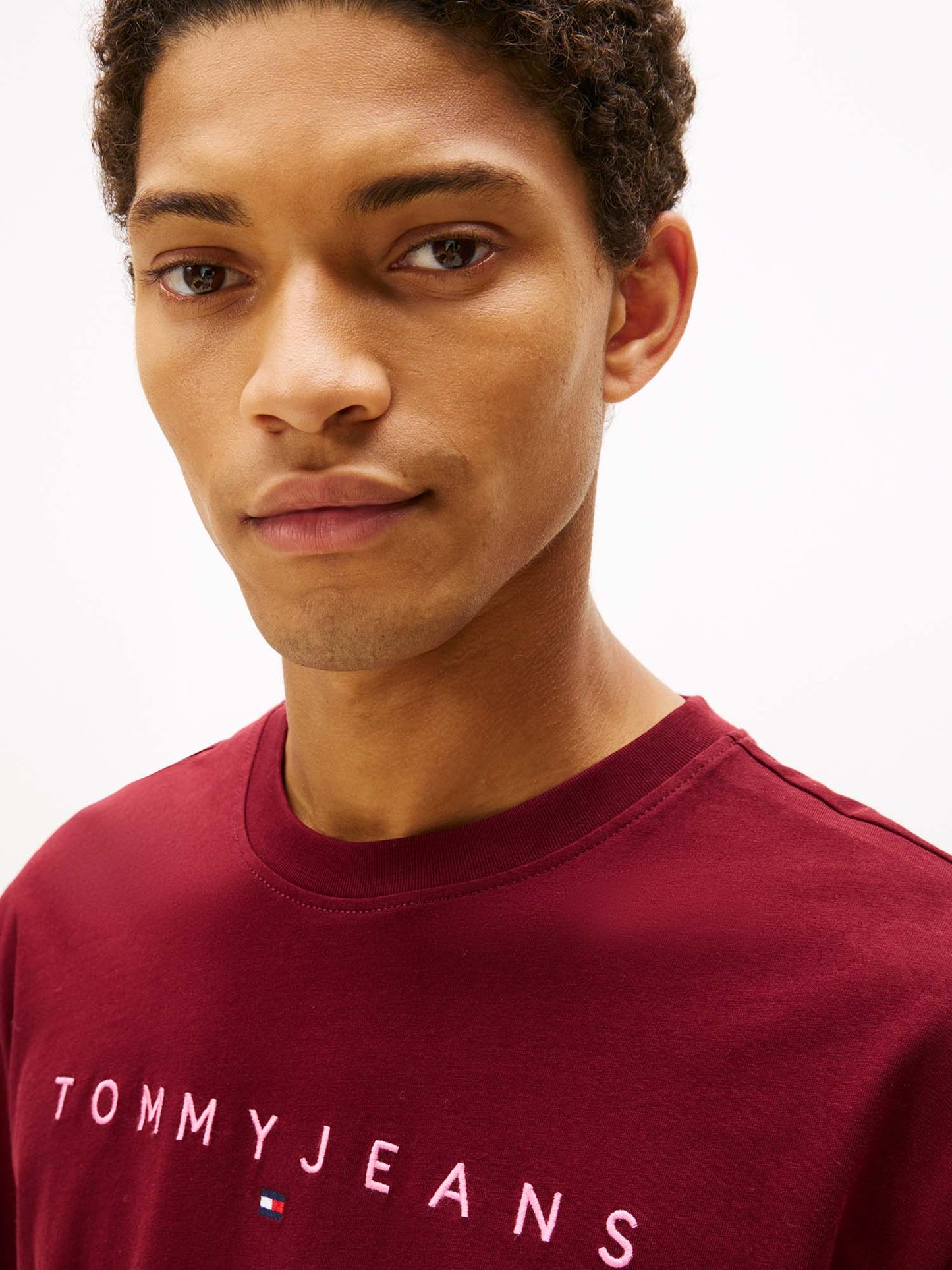 T-SHIRT LOGO LINEARE TOMMY JEANS DA UOMO BORDEAUX