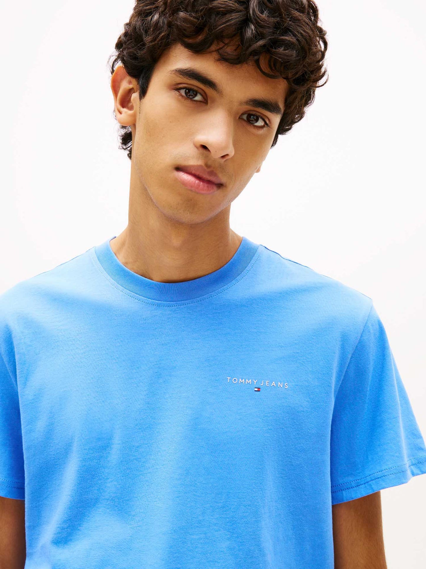 T-shirt girocollo slim fit azzurra Tommy Jeans con logo lineare