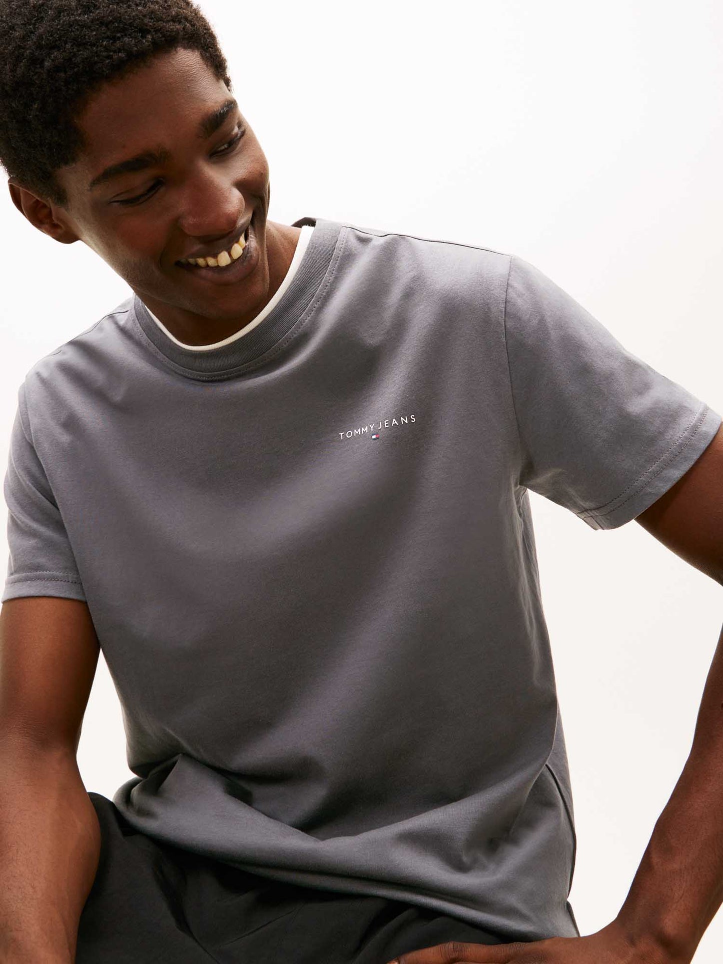 T-shirt girocollo grigia Tommy Jeans slim con logo lineare da uomo