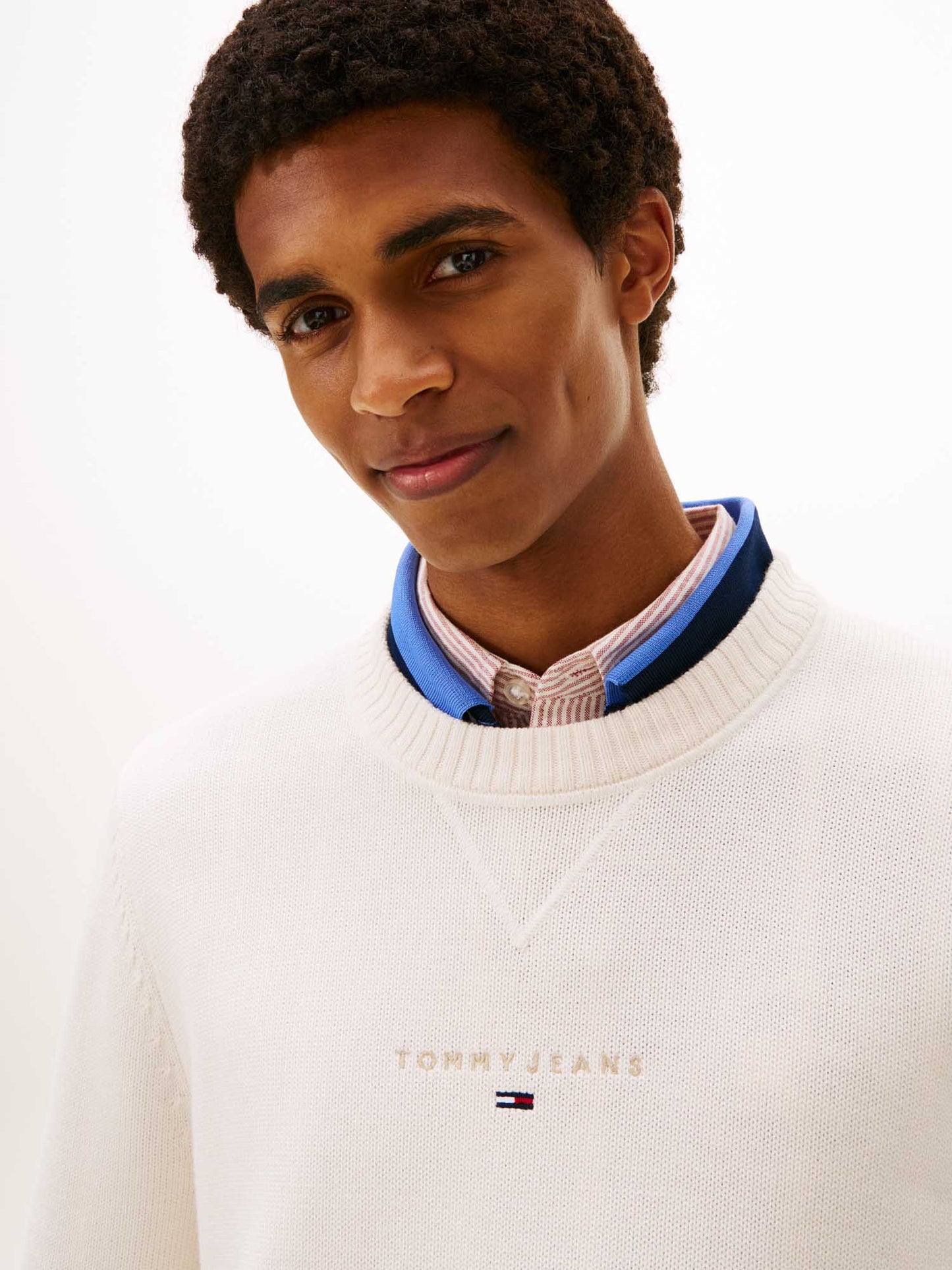 Pullover Tommy Jeans in cotone bianco da uomo con logo ricamato