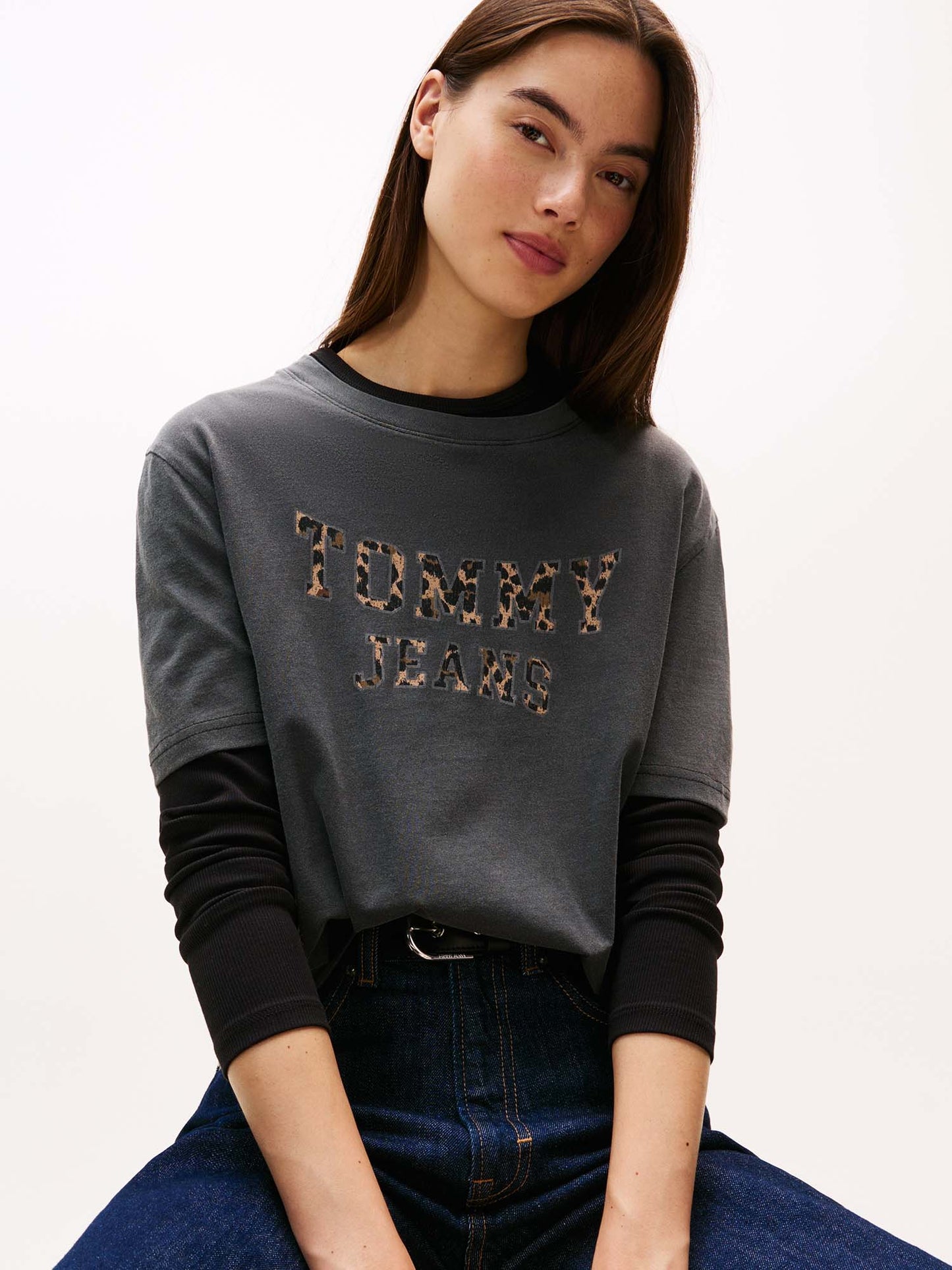 T-SHIRT CON LOGO LEOPARDATO TOMMY JEANS DA DONNA NERO