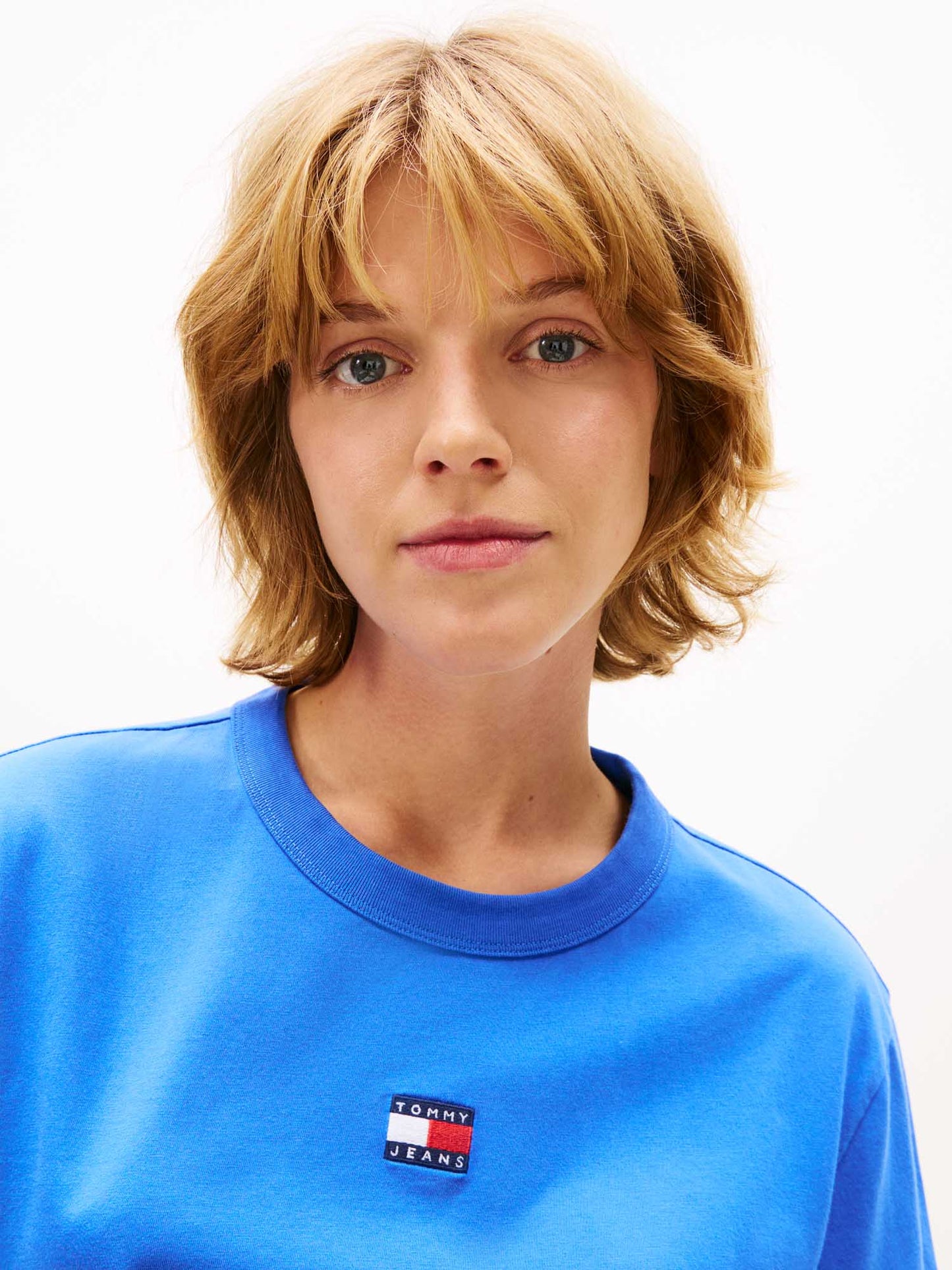 T-shirt unisex Tommy Jeans Badge boxy fit in cotone organico