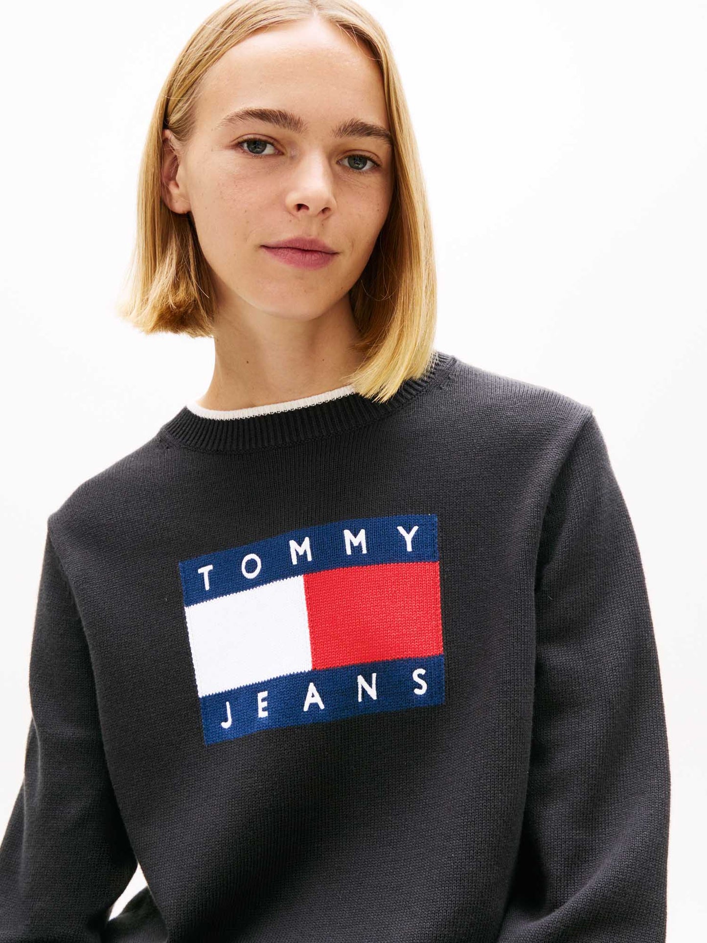 Pullover nero Tommy Jeans con bandiera ricamata da donna