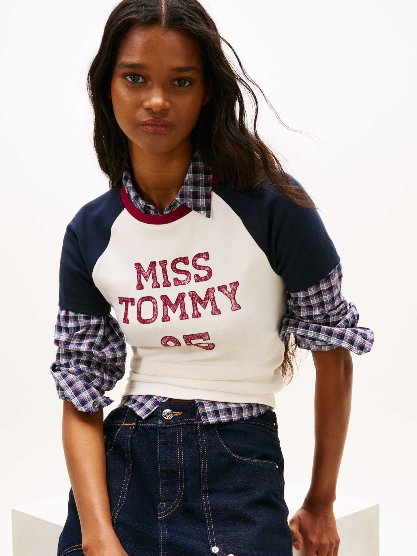 T-shirt Tommy Jeans bianca da donna con maniche raglan e logo vintage