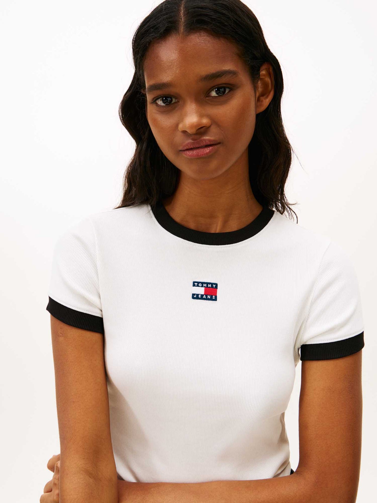 T-shirt bianca a coste slim con logo Tommy Jeans da donna
