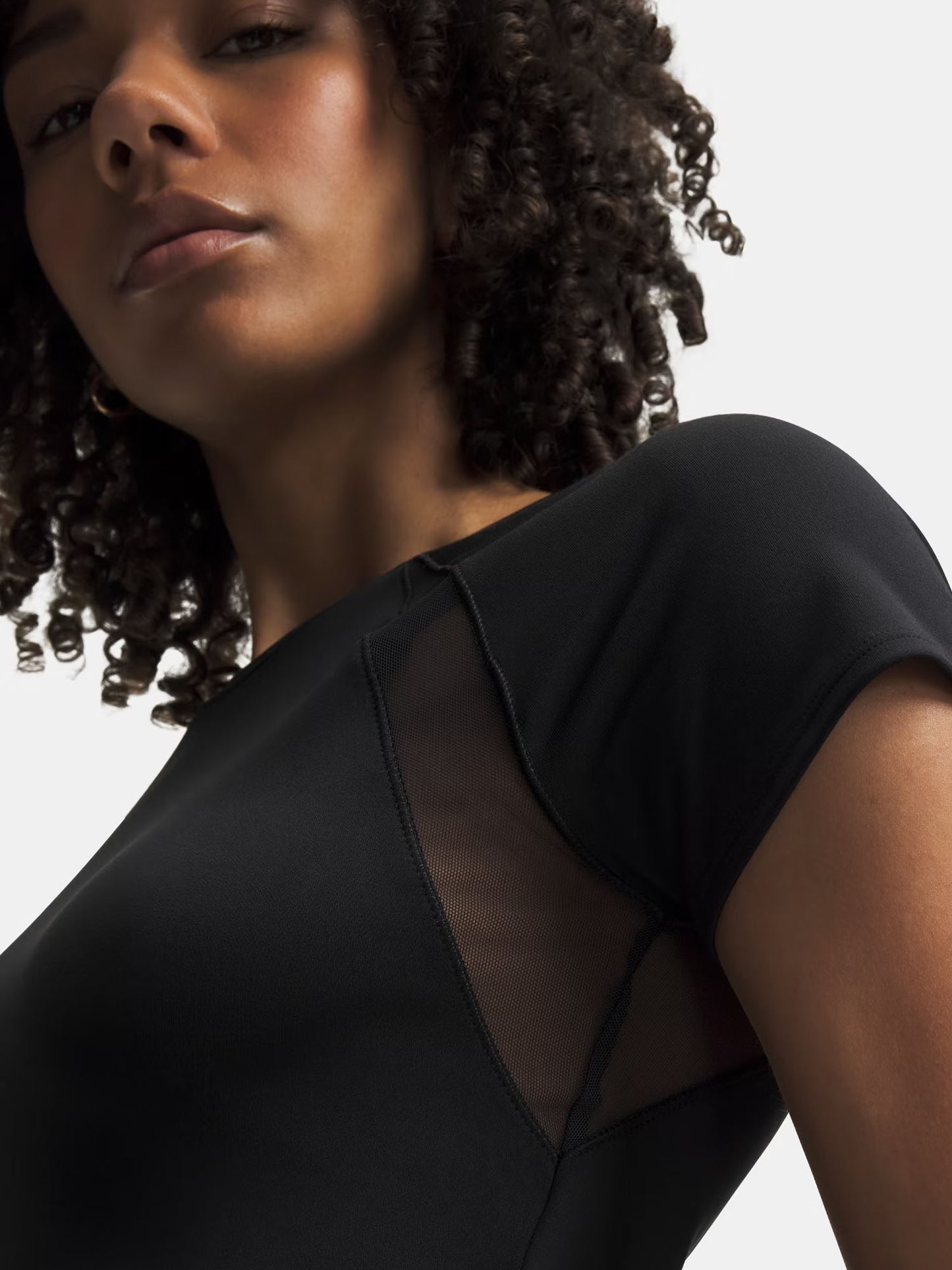 Under Armour Motion Mesh, t-shirt donna leggera e traspirante nera