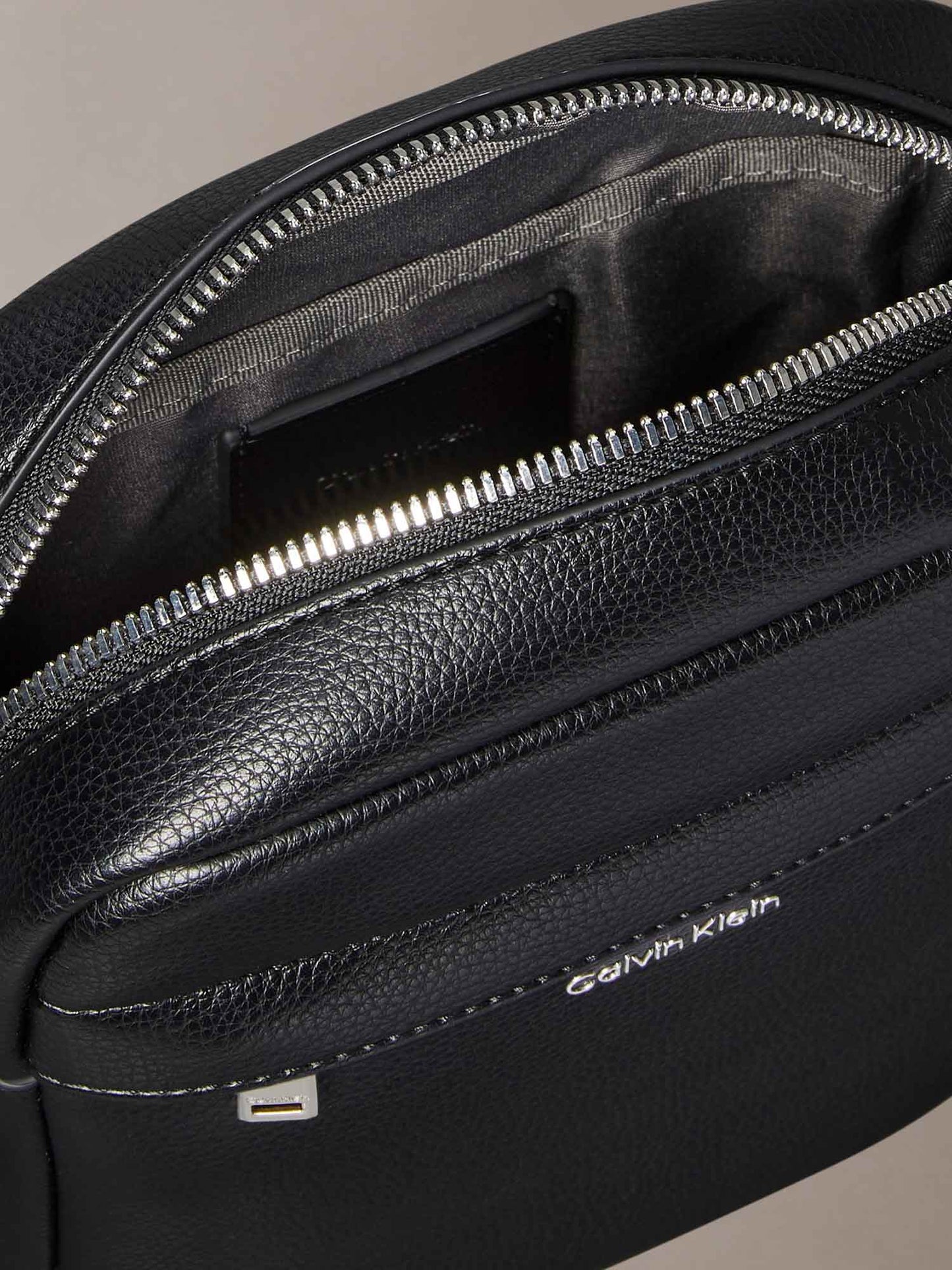 TRACOLLA RAISED REPORTER CALVIN KLEIN UOMO NERO