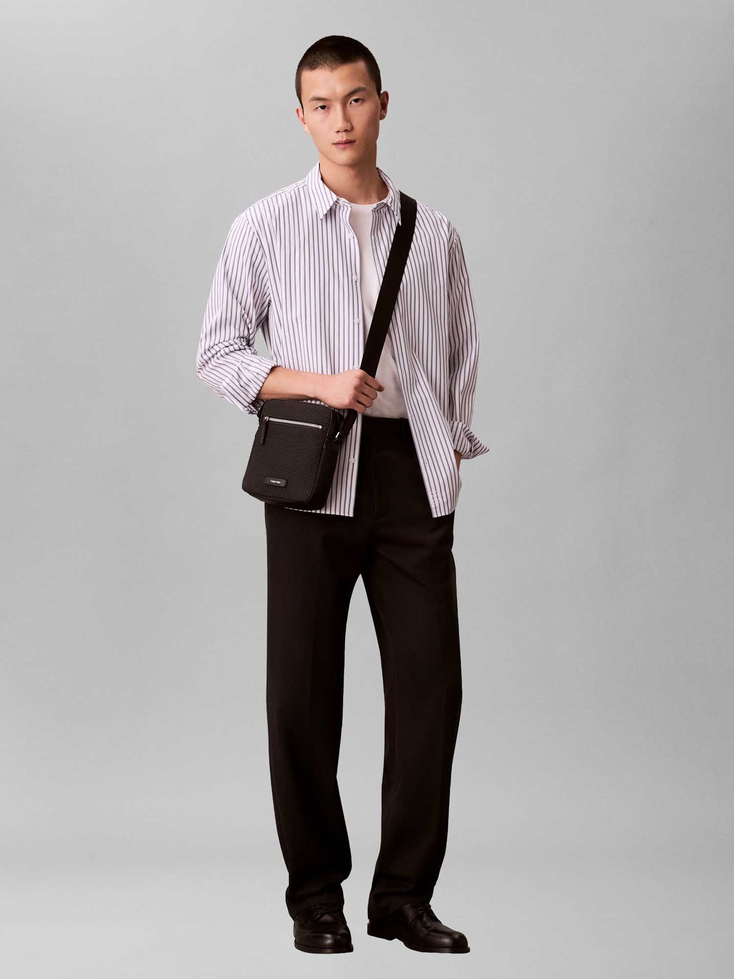 Tracolla nera Calvin Klein Embossed Reporter da uomo elegante e casual