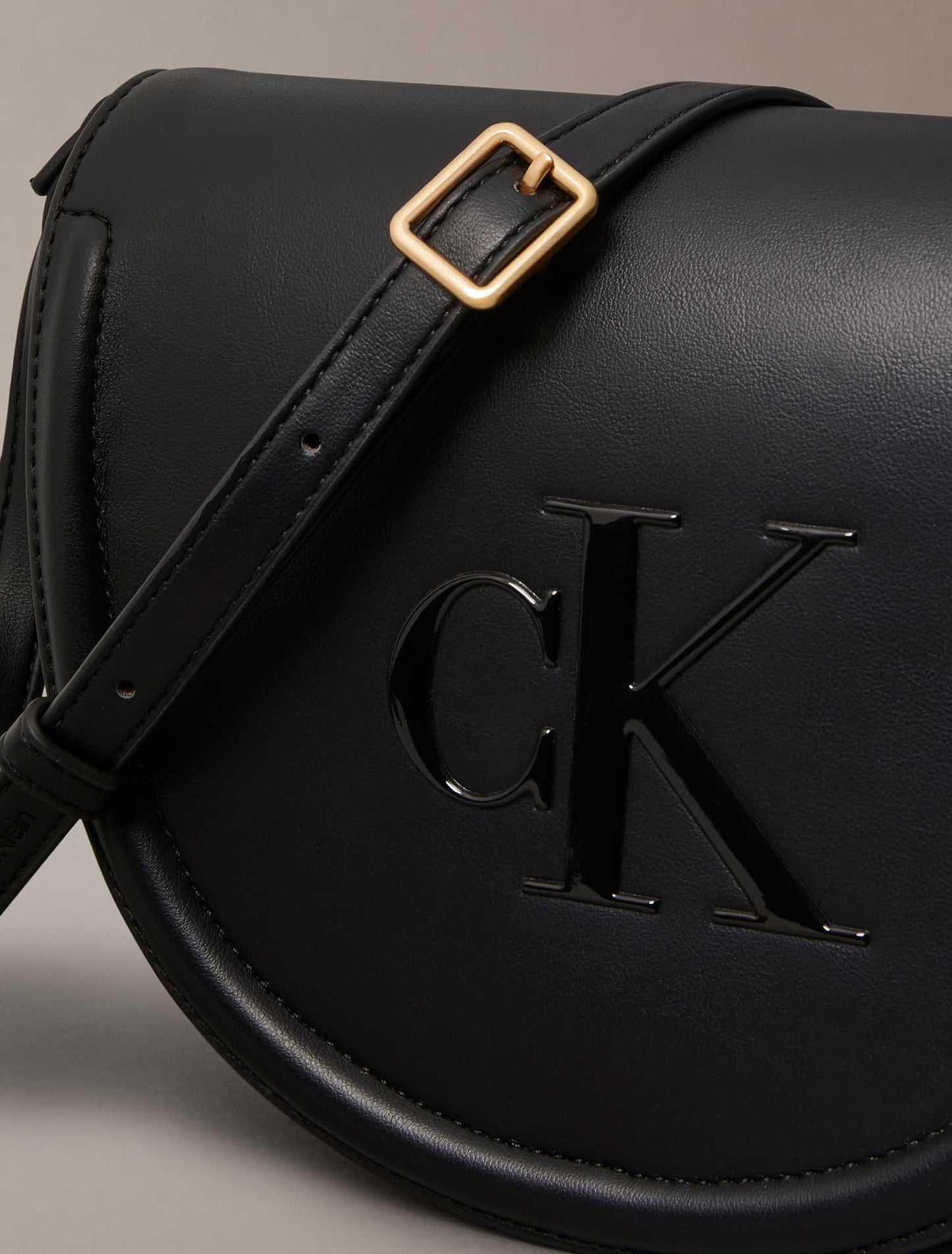 Borsa a tracolla Calvin Klein Bold Crossbody nera da donna