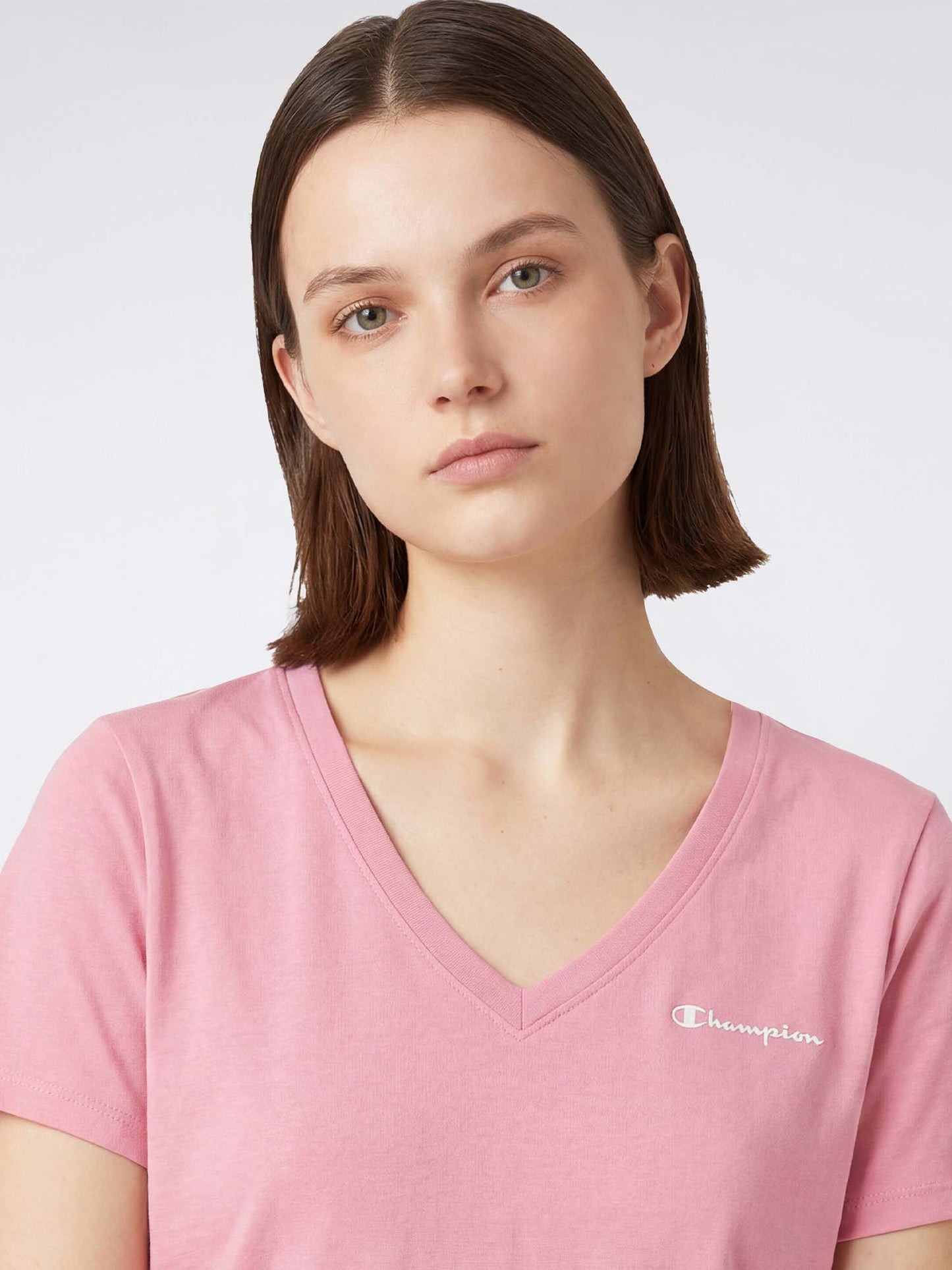 T-shirt donna Champion con scollo a V rosa in stile slim