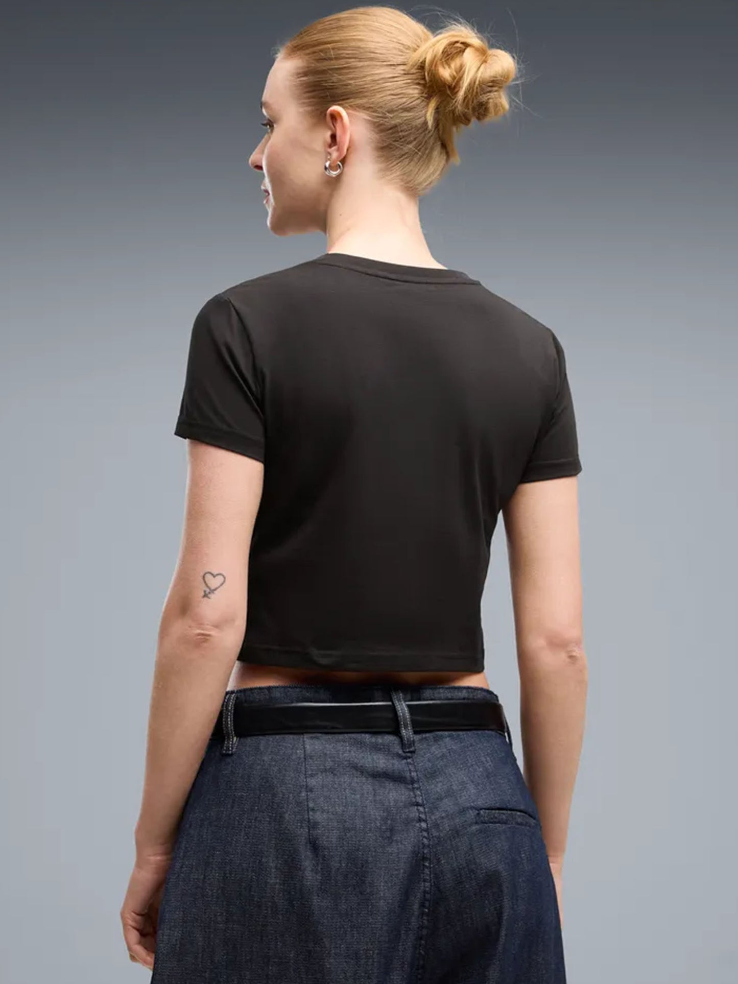 T-shirt nera Puma Wardrobe Essentials donna a maniche corte