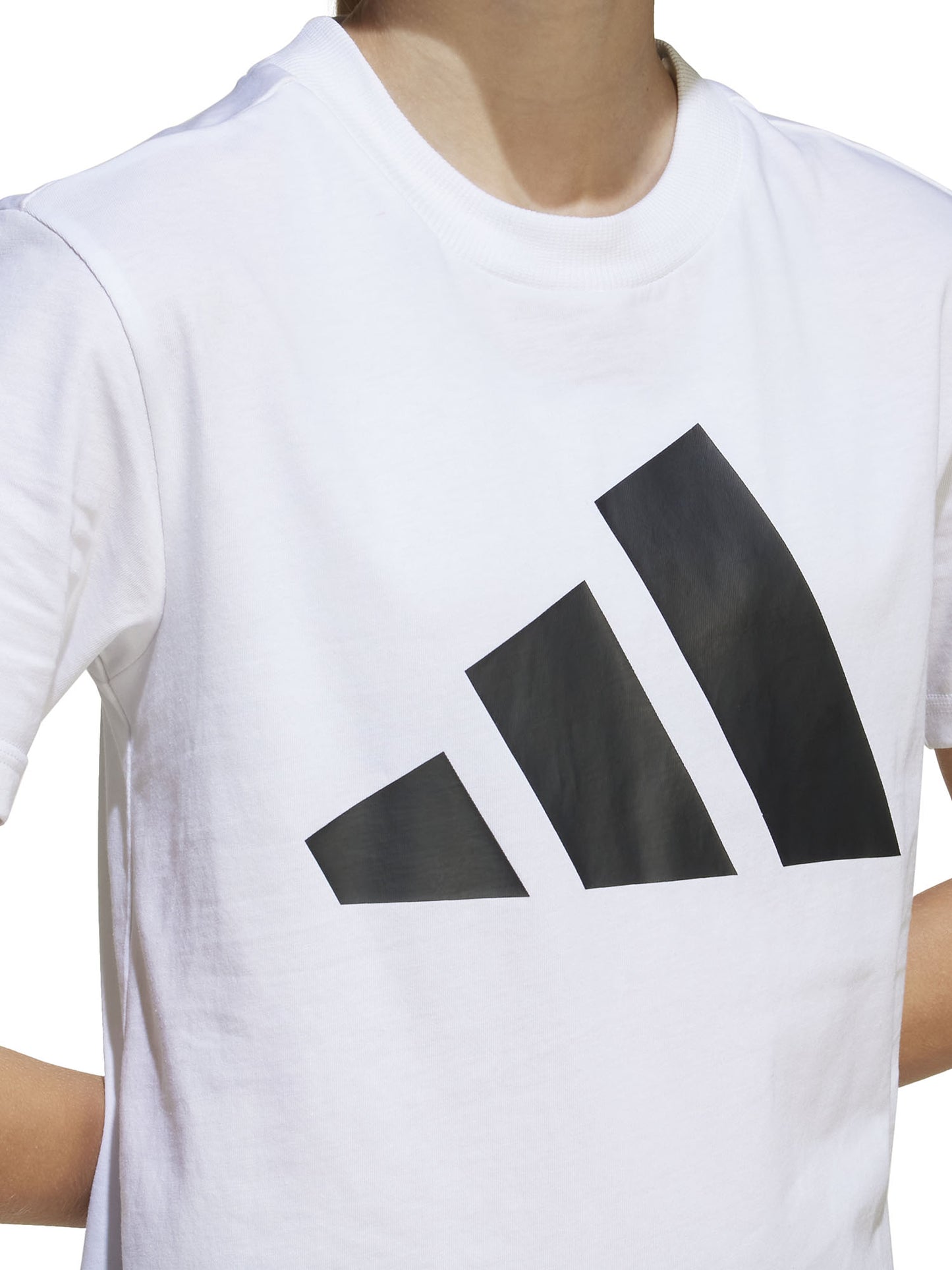 Completo Adidas bianco e nero da bambina con t-shirt e pantaloncini