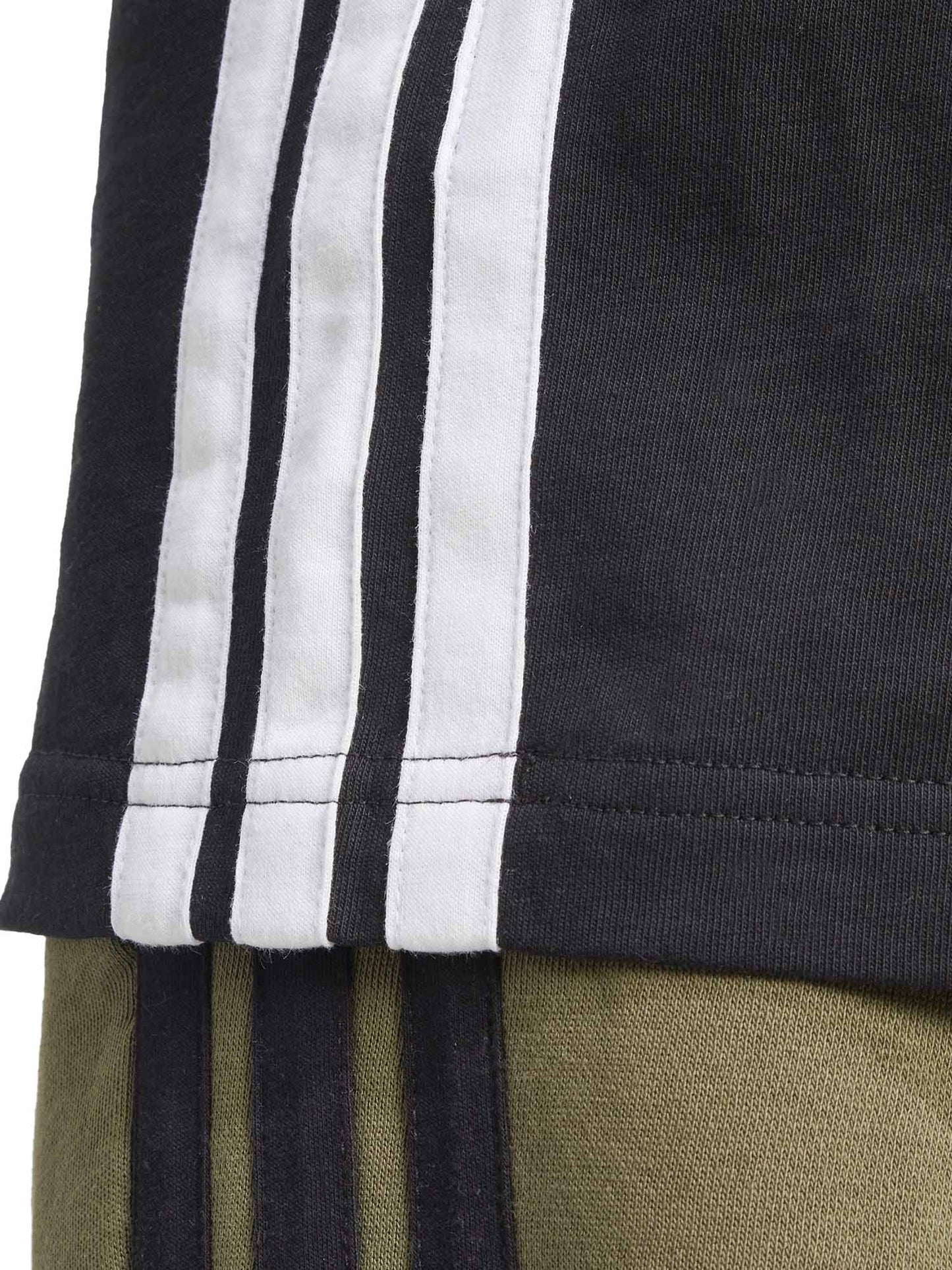 T-shirt Essentials 3-Stripes da uomo nera Adidas per uno stile casual