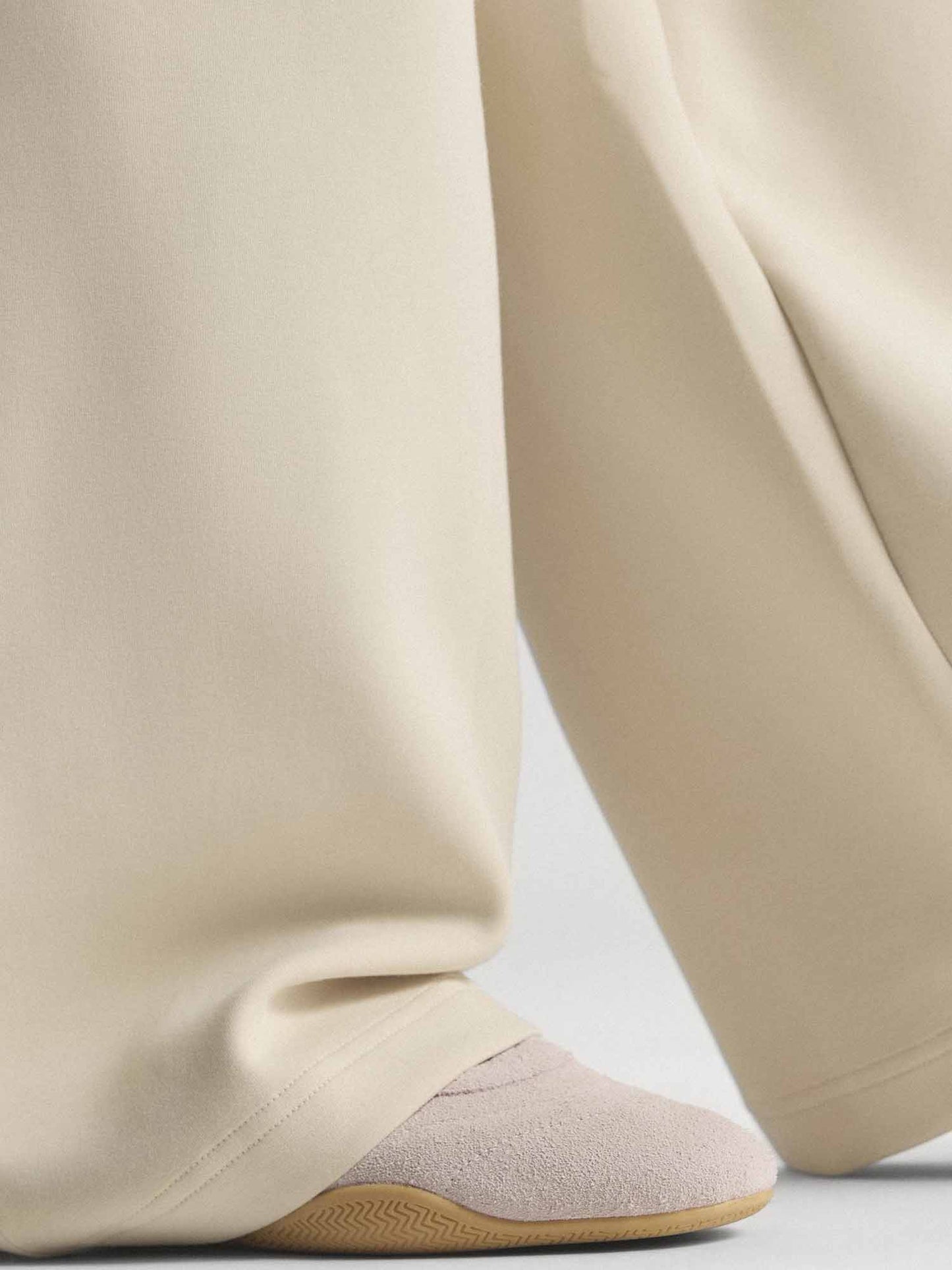 Pantaloni sportivi Soft Lux beige da donna di Adidas