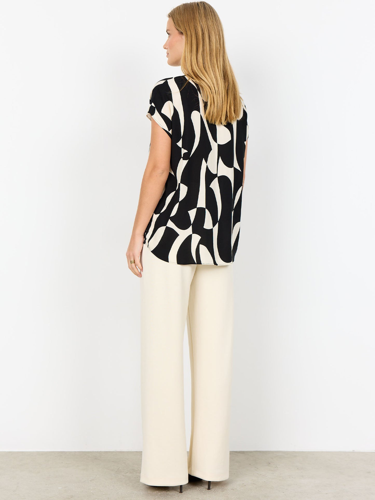 Blusa SoyaConcept con scollo a V in viscosa nera da donna