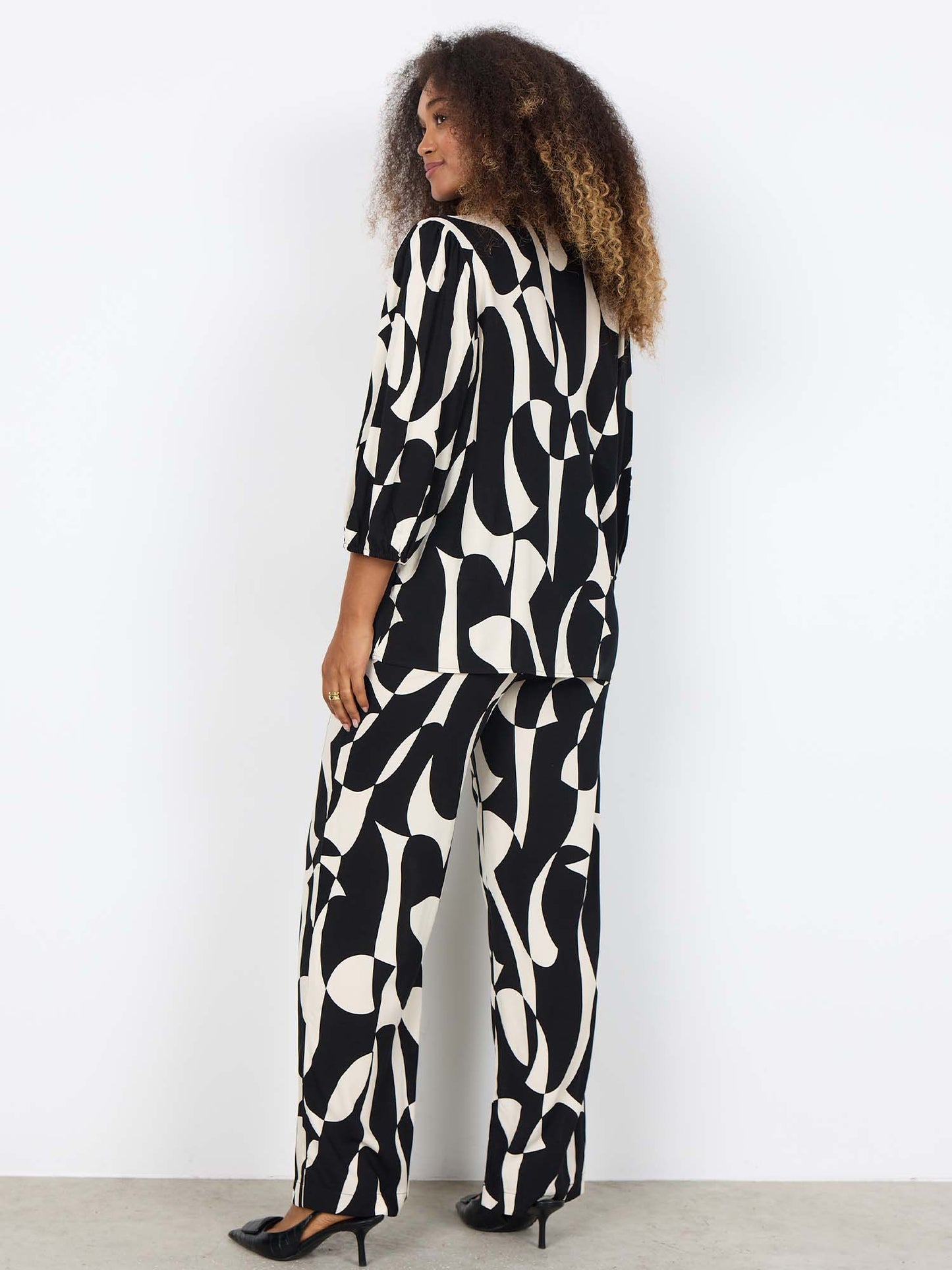 Blusa Soya Concept in viscosa nera con bottoni da donna