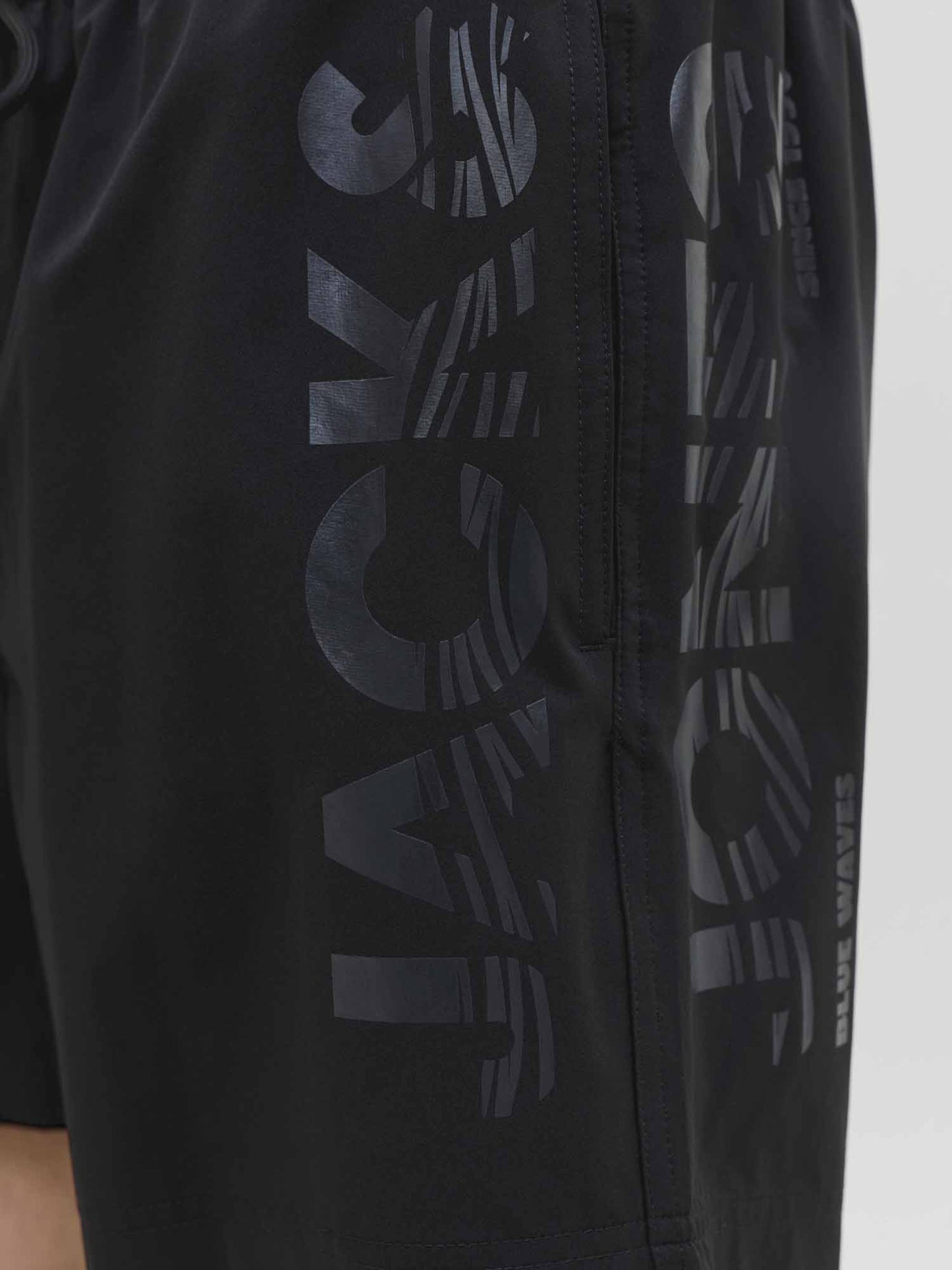 Bermuda da spiaggia Maui Wave di Jack&Jones per uomo nero