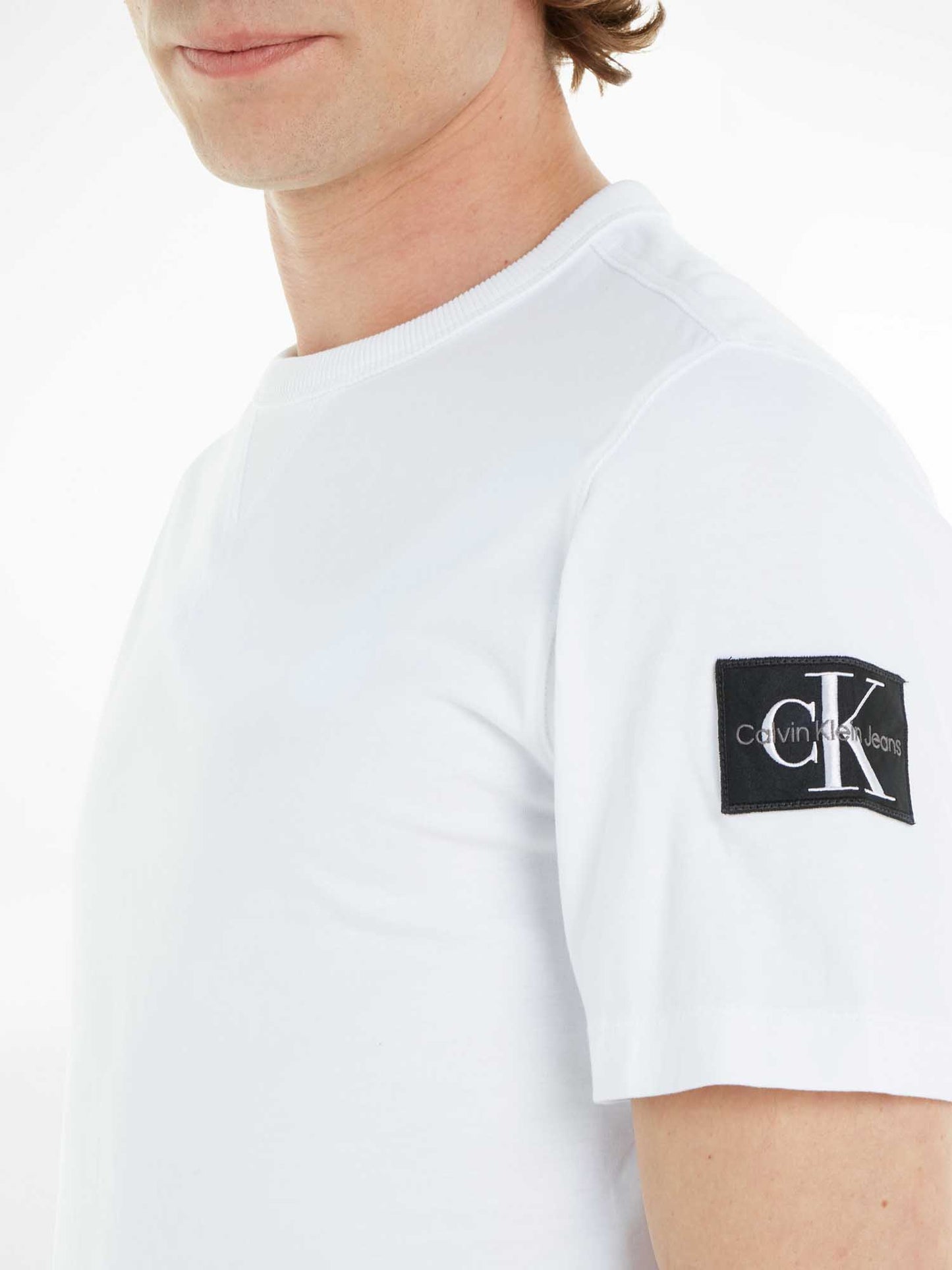 T-SHIRT BADGE REGULAR TEE CALVIN KLEIN JEANS UOMO BIANCO