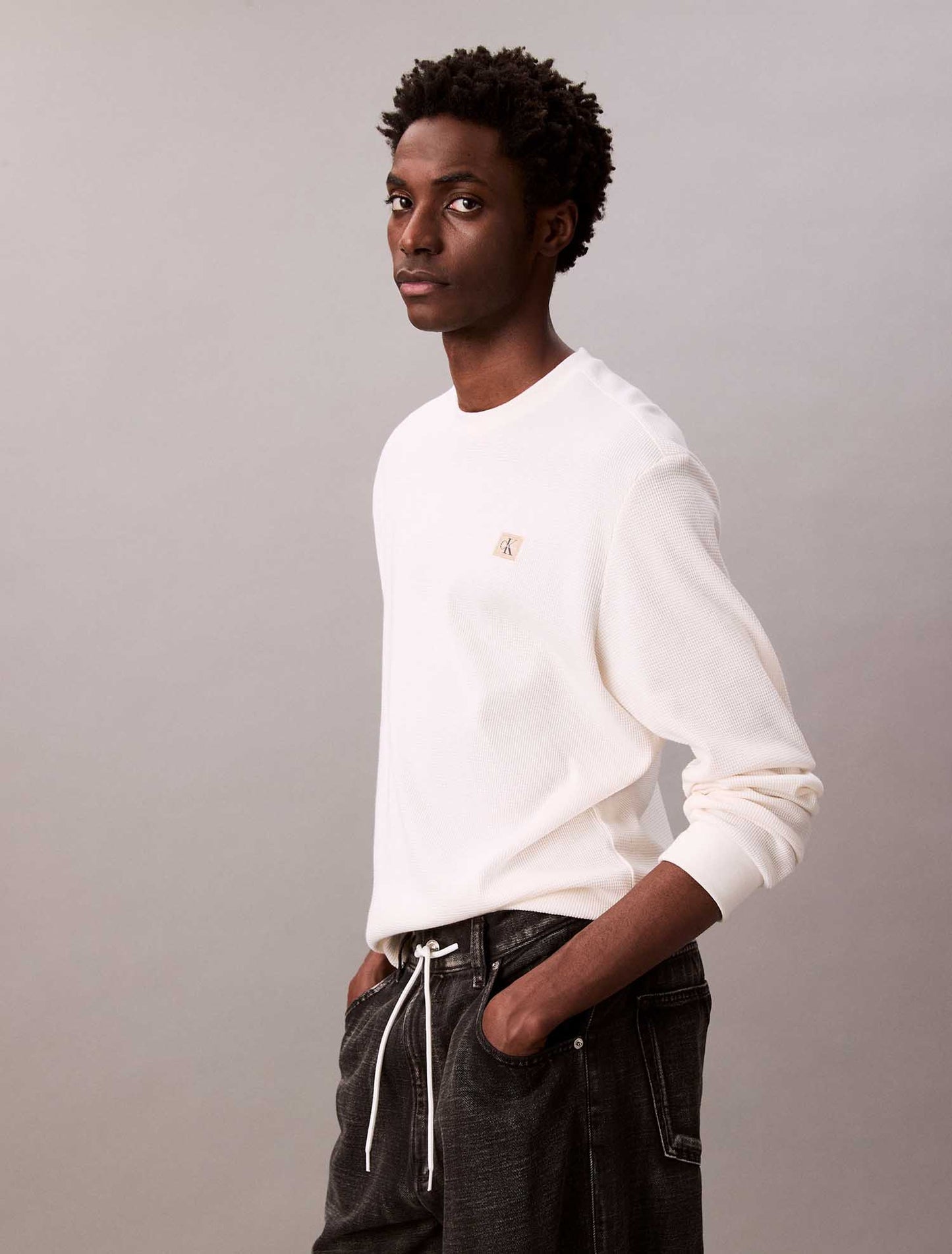 MAGLIA WAFFLE BADGE CALVIN KLEIN JEANS UOMO PANNA