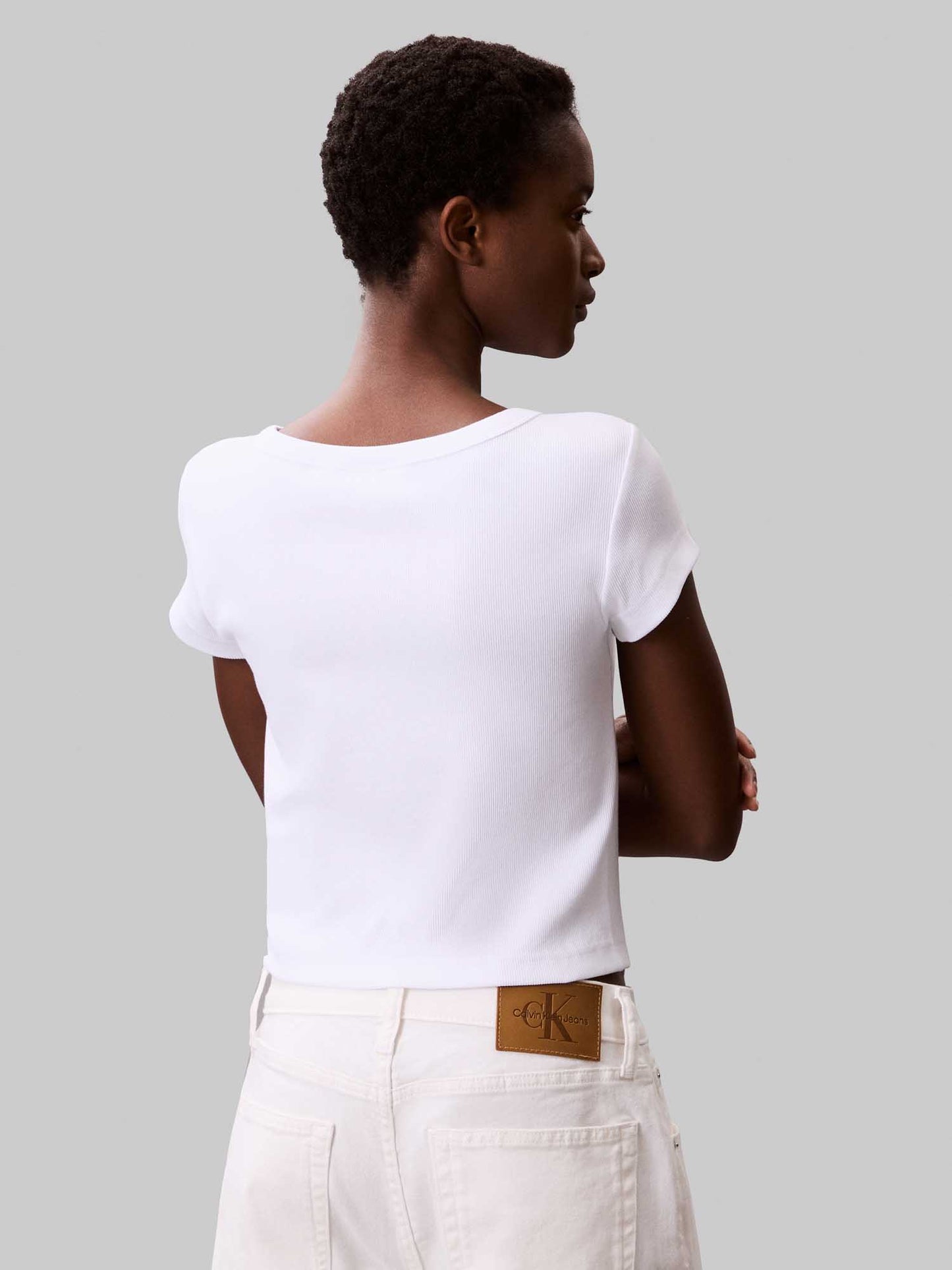 T-shirt a costine elasticizzata Calvin Klein Jeans da donna bianca