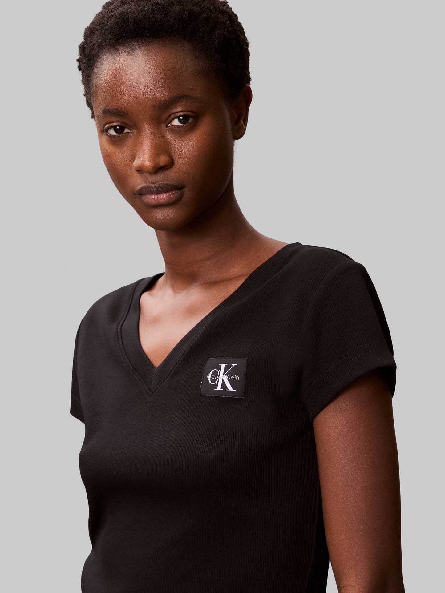 T-SHIRT A COSTINE SCOLLO A V CALVIN KLEIN JEAND DONNA NERO