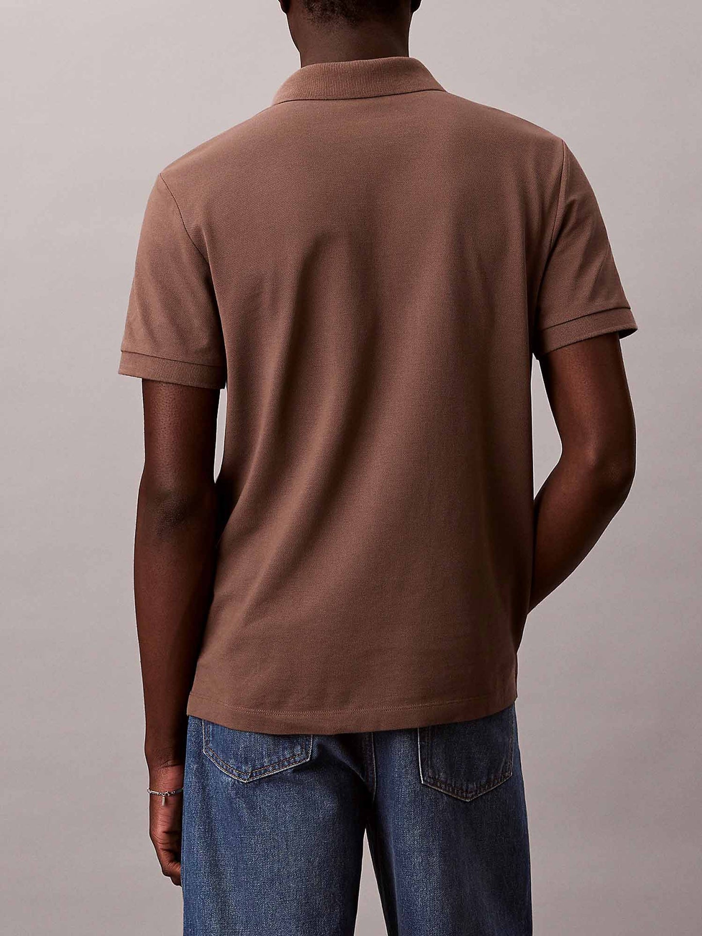 Polo da uomo Calvin Klein in cotone fango con colletto aperto