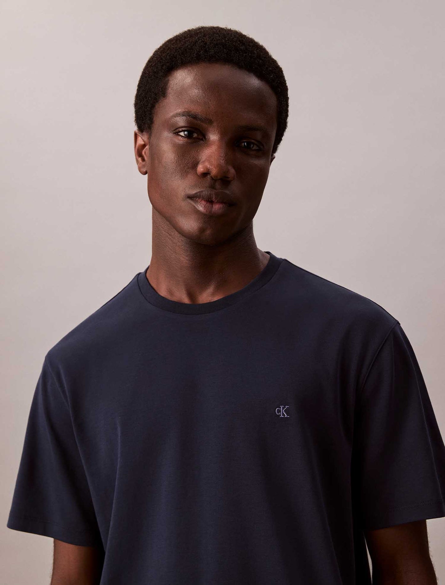 T-shirt da uomo Calvin Klein in cotone Pima blu con girocollo