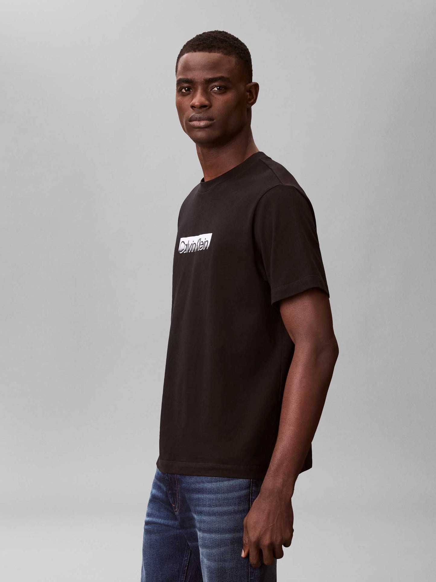 T-shirt nera Calvin Klein Basic con logo stampato da uomo