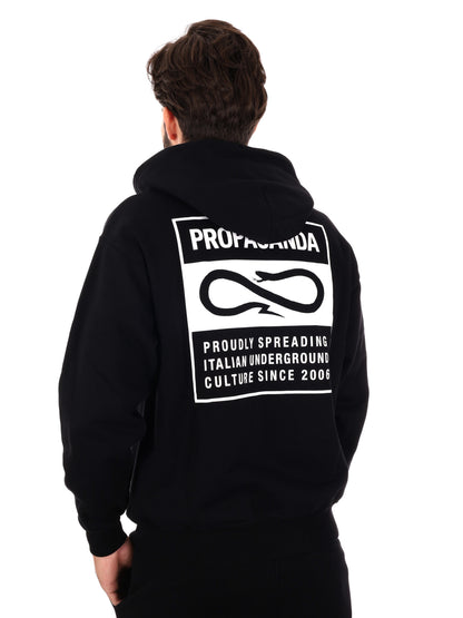 FELPA CON STAMPA SUL RETRO PROPAGANDA DA UOMO NERO BIANCO