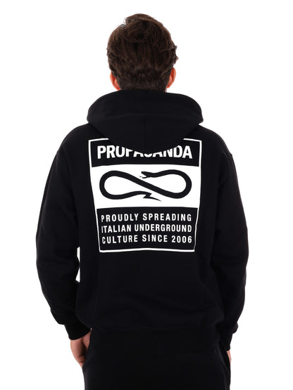 FELPA CON STAMPA SUL RETRO PROPAGANDA DA UOMO NERO BIANCO