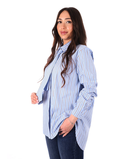 Camicia azzurra Miss Love da donna, elegante e versatile per primavera-estate