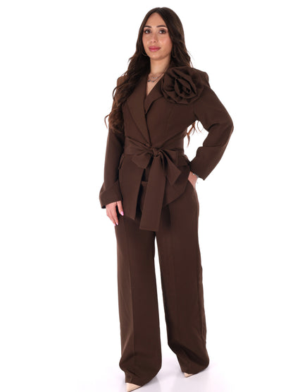Tailleur elegante Miss Love marrone da donna con spilla fiore