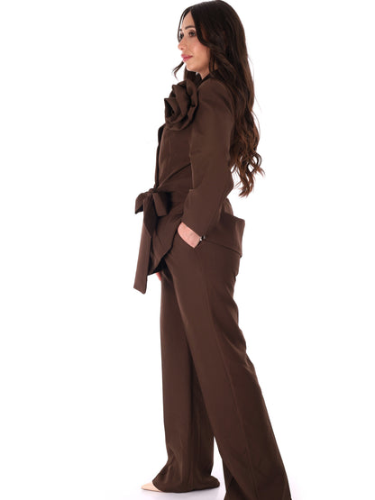 Tailleur elegante Miss Love marrone da donna con spilla fiore