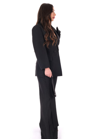 Completo elegante nero Miss Love con spilla fiore da donna