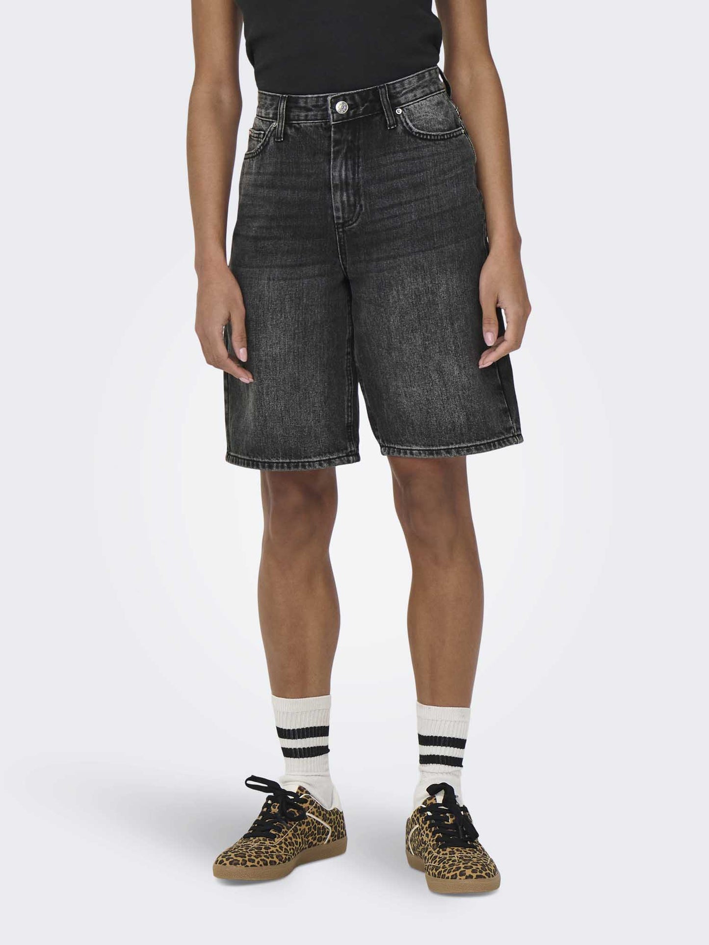 Shorts donna Only neri dal taglio moderno
