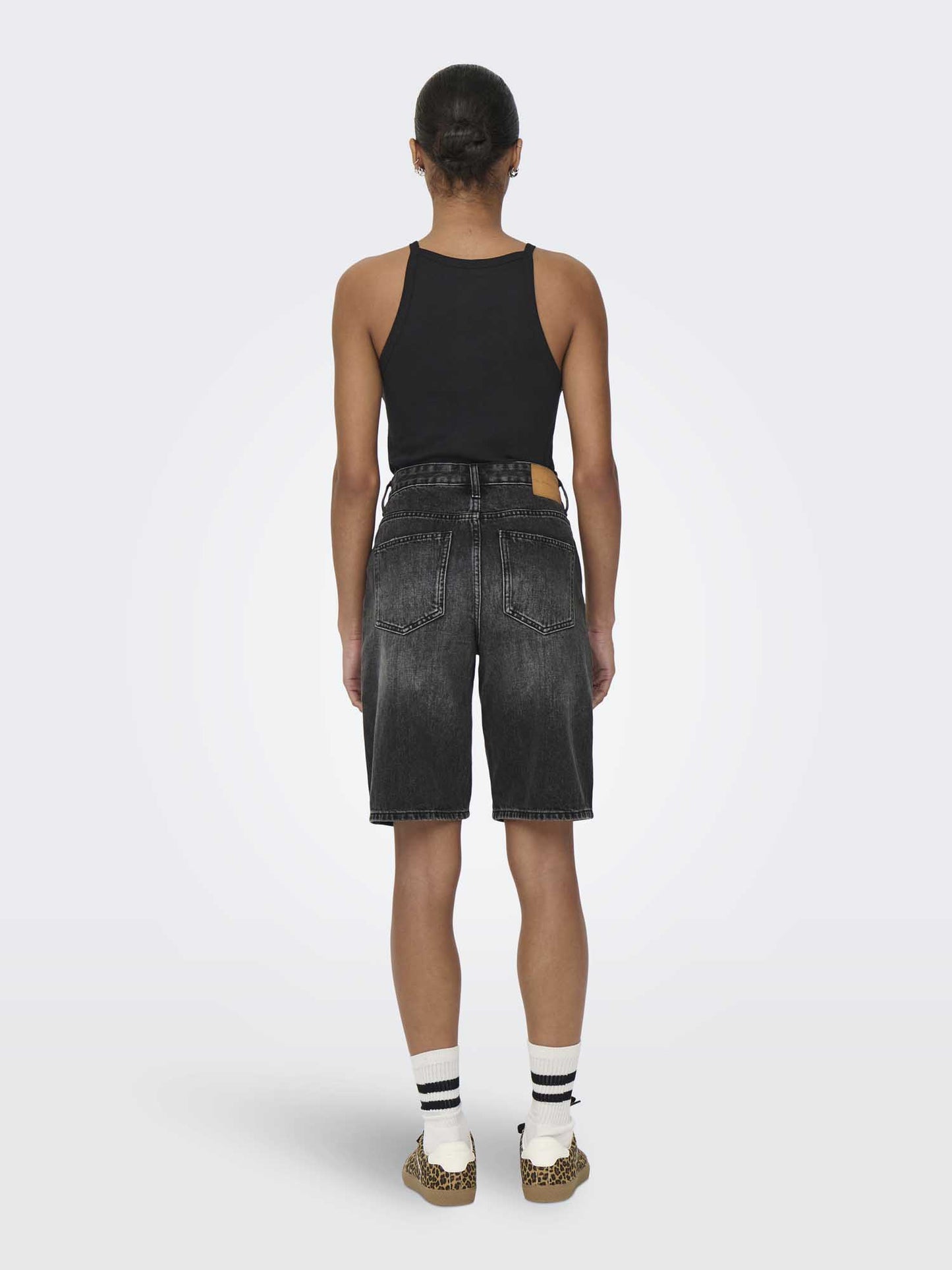 Shorts donna Only neri dal taglio moderno