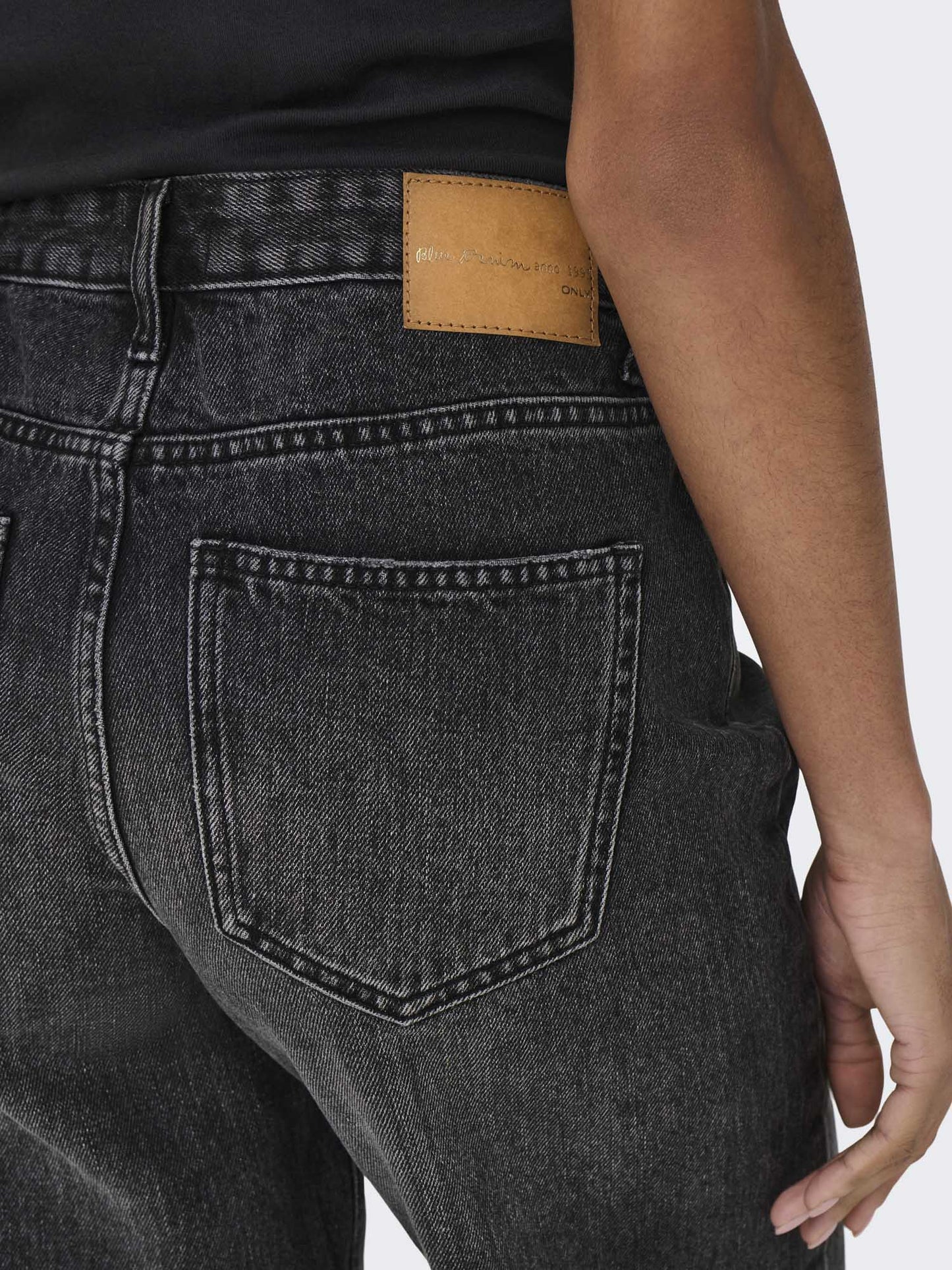 Shorts donna Only neri dal taglio moderno