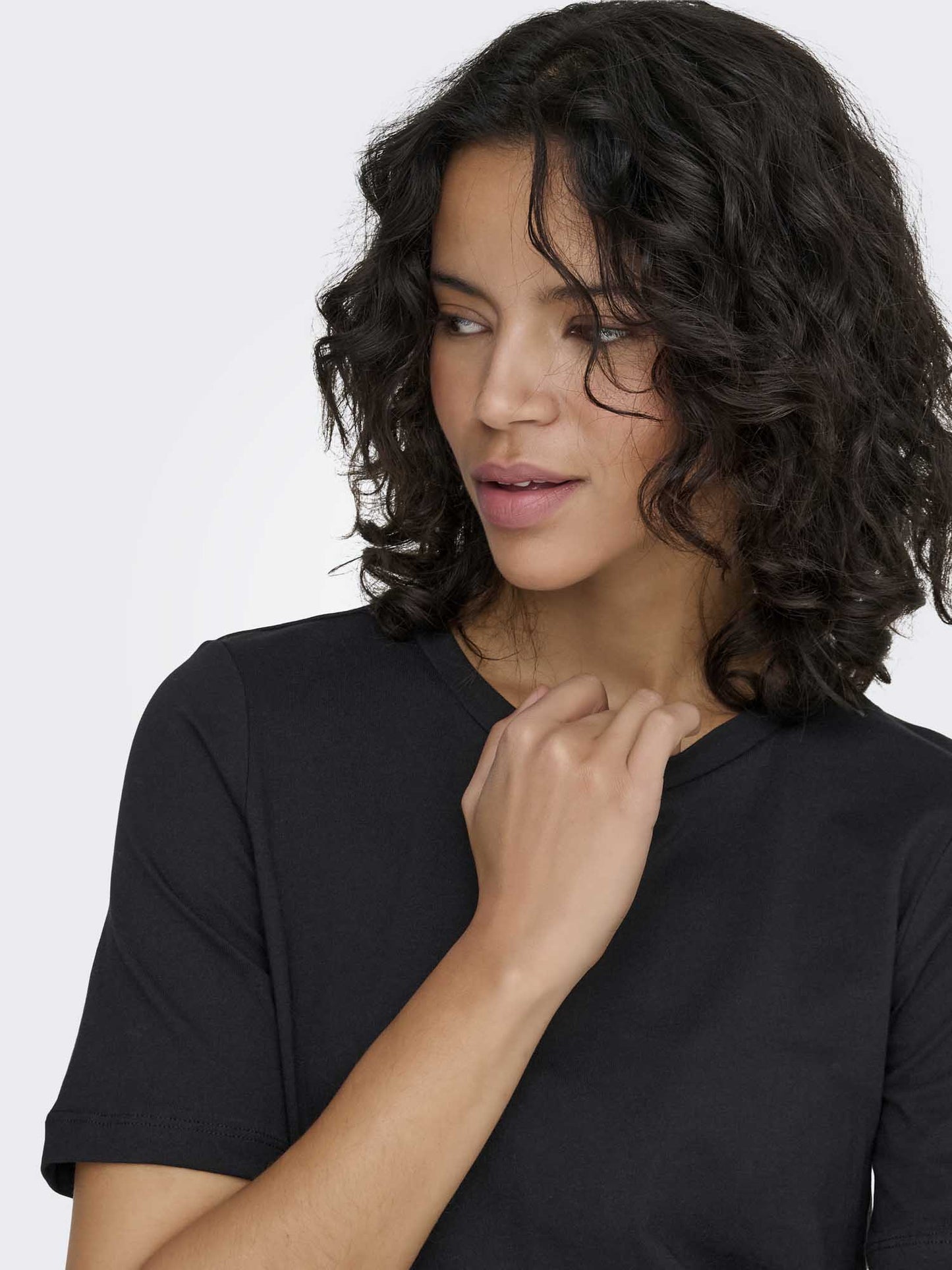 T-shirt nera da donna Only ONLONLY con maniche corte in cotone