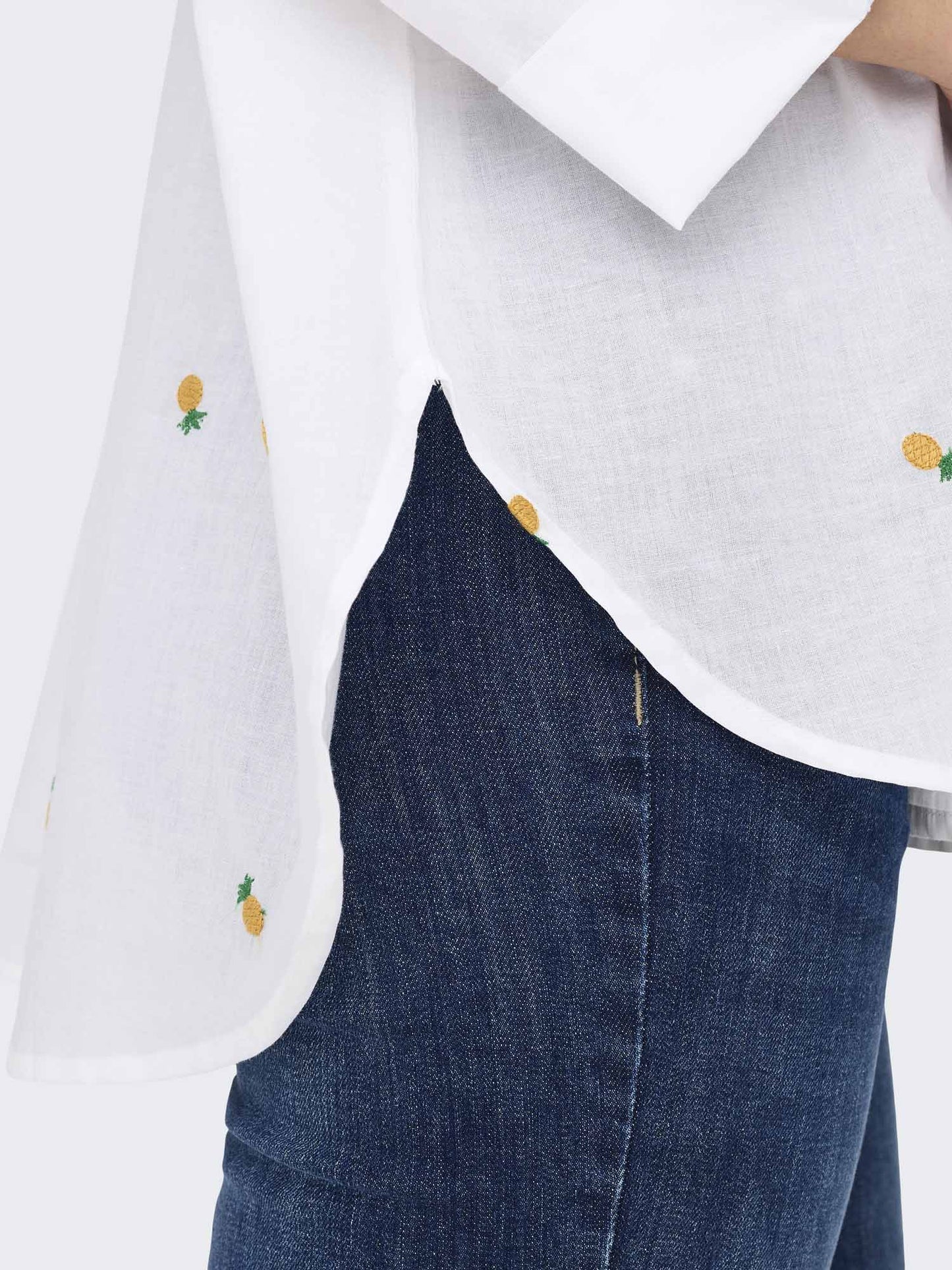 Camicia Lina Grace di Only bianca da donna con ricami a cuori
