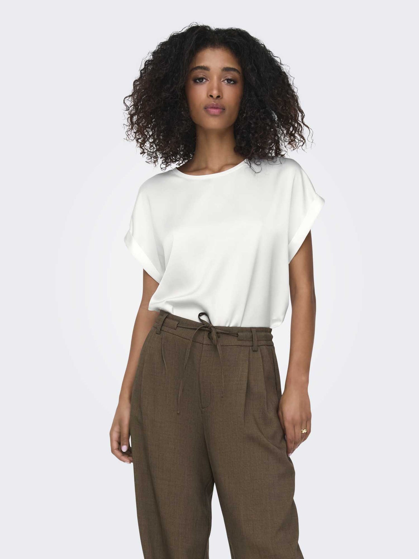 T-shirt Only Onllieke in satin bianca da donna