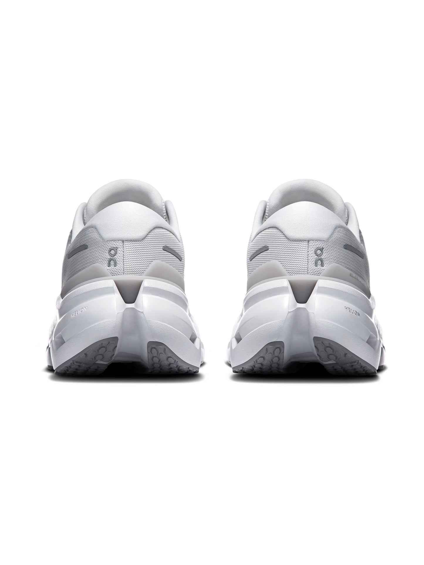 On Cloudrunner 3, scarpa running donna bianca leggera e stabile