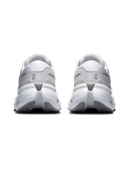 On Cloudrunner 3, scarpa running donna bianca leggera e stabile