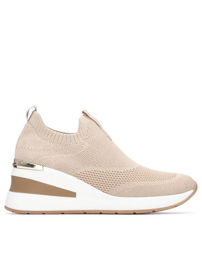 Slip on da donna XTI beige con zeppa e design moderno