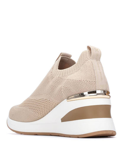 Slip on da donna XTI beige con zeppa e design moderno